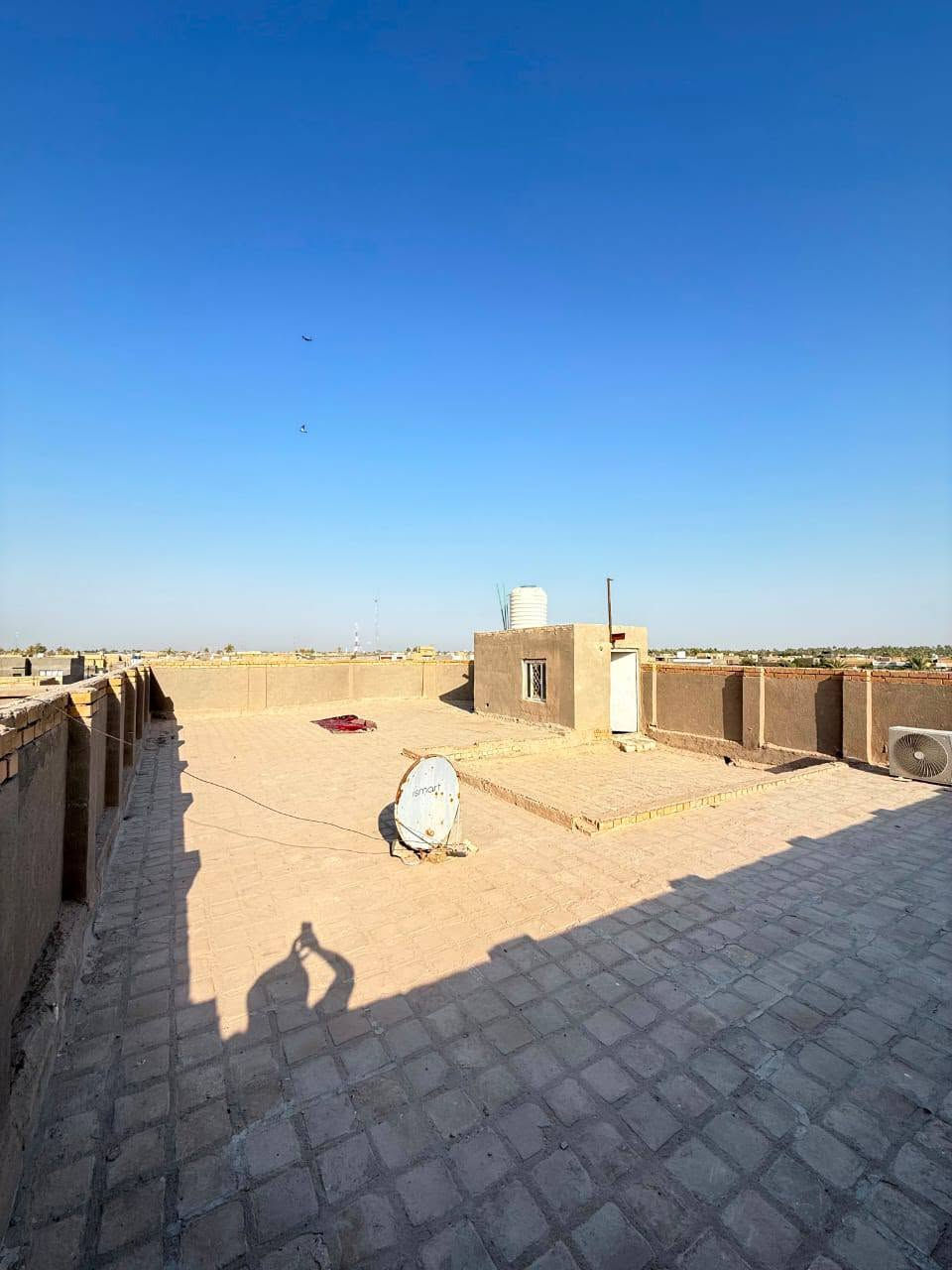 🚨 إعلان بيع :دار سكن  طابو صرف بناء حديث وبسعر مناسب جدا 🚨 
📍 الموقع:   

بابل - الحمزة الغربي - حي  الحوراء السعر المطلوب 220مليون وبيه مجال    تفاصيل الدار عرض الشارع 10 متر 

📄 الوضع القانوني:

طابو صرف تحويله مباشر بسم المشتري 

📐 المساحة والإنشاءات:

المساحة:  (250). متر 
اط

المباني: بناء حديث 

 الدار يتكون من طابقين 
الطابق الاول 
كراج سياره 
حديقه واسعه 
استقبال 
صاله طابق الارضي
الصاله الطابق الثاني
غرف نوم  عدد اثنين  الطابق الاول
الطابق الثاني 
غرف نوم عدد اثنين 
مطبخ طابق ارضي 
مطبخ طابق ثاني 
صحيات داخليه 
صحيات خارجية 
صحيات الطابق الثاني أيضاً 
السقف كونكريت مسلح 
الارضيه درجه أولى 

⚡ الخدمات المتوفرة:

خط ماء إسالة.

تبليط
مجاري حديثه 
كهرباء وطنية.

خط مولد 
📞 للاستفسار والتواصل (على مكتب اسوار المدحتيه للعقار الكائن في حي الحوراء مقابل السايلو):

يرجى الاتصال أو المراسلة عبر الواتساب مباشرة على الرقم التالي:

 ***********👉👉👉***********
                           عماد ابو نور
