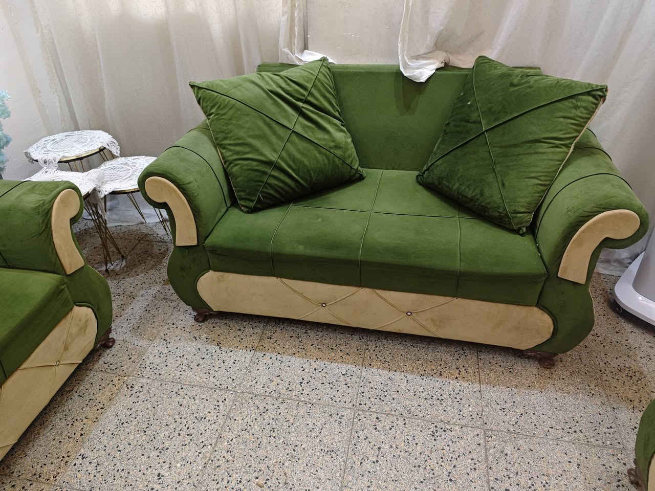 السلام عليكم عندي تخم للبيع نضيف كلش عشر مقاعد سعره 300 وبي مجال وعندي كمفريره جديده مستخدمه شهر عارضه 250 بغدا الحسينيه مال الراشديه ***********
