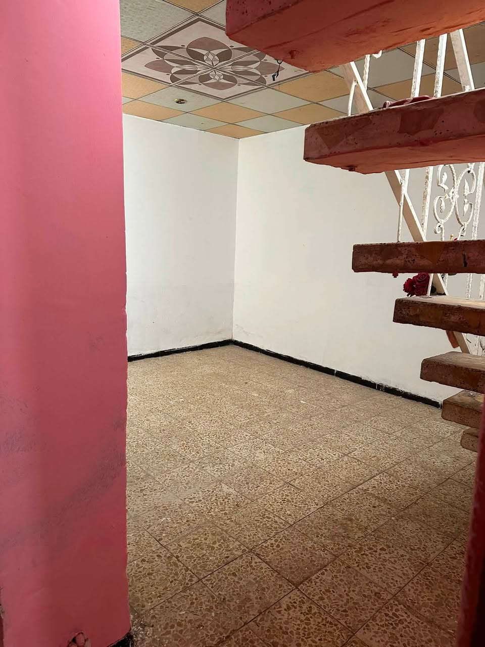 ‏يا الله بيت للإيجار ‏طابو صرف نجف حي ميسان

‏المساحة. 50 متر  الشريط   طابقين الطابق الأول

‏استقبال.  صالة   مطبخ   صحيات  

‏الطابق الثاني. غرفة نوم  سعر الإيجار    225  الف صافي
"""""""""""""""""""""""""""""""""""""""""""""""""""
      ‏         مكتب أبو حوراء الحسناوي للعقار

‏الاتصال  ***********     و. ***********

   ‏عنوان المكتب ‏حي ميسان شارع الكيات. مقابل السوق
￼
     ‏الاخير  بإدارة أبو حوراء الحسناوي
