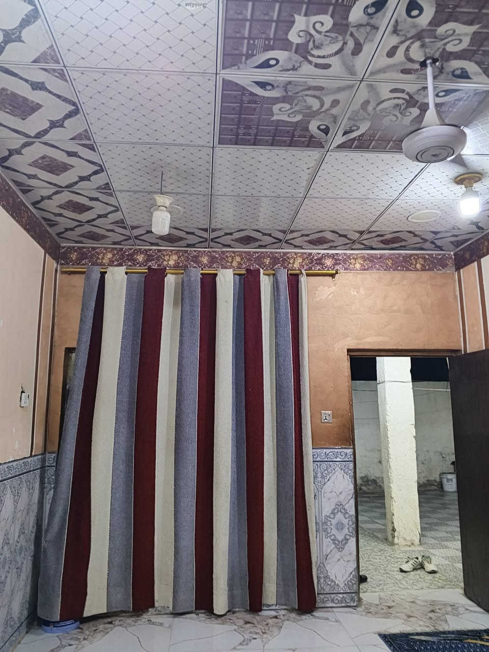السلام عليكم يوجد بيت للبيع طابو صرف مساحة 240 المكان حي العسكري شارع سيد جواد خلف مدينة الألعاب الجديدة مباشره البيت طابقين يتكون طابق الاول من غرفتين وصاله وصحيات داخليه وخارجيه وديوانيه ومطبخ حار وبارد وطارمه طابق ثاني يتكون من غرفه وصاله وسطح مكان حلو السعر 120 وبيه مجال الاستفسار *********** امجد للعقار مستعدون لكافة العروض

