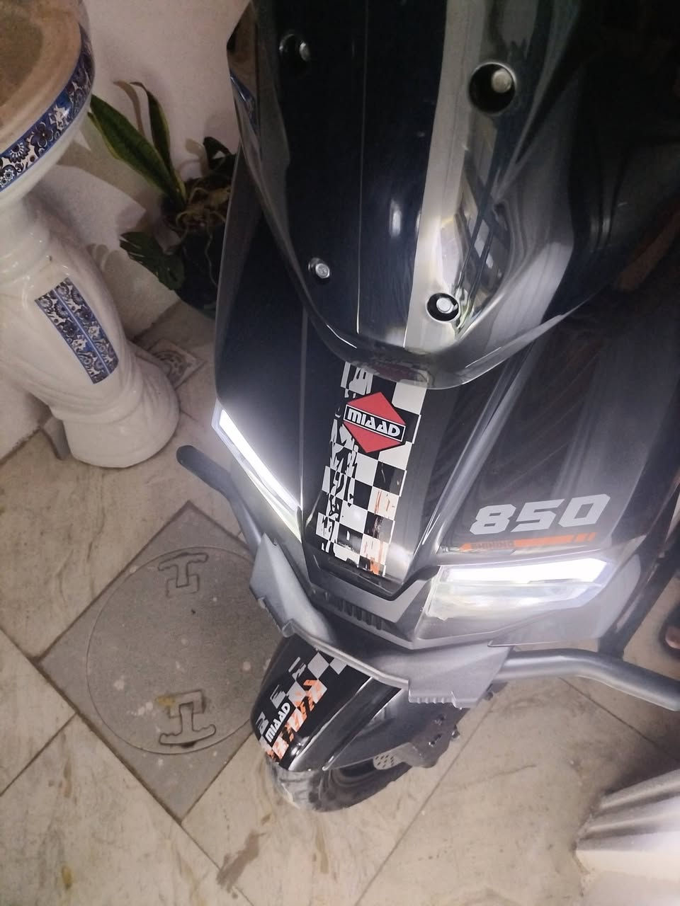 ⚡ للبيع: دراجة مؤيد طيارة 3000W (سوبر كرافين) – بحالة الجديد ⚡
دراجة وحش الشارع، مواصفات ثقيلة وبحالة الجاهز بدون أي نقص!
​المحرك والسرعة: 3000 Watt عزم وقوة جبارة (تعدي الـ 100 كم/س بسرعة الشاشة).
​المنظومة والبطاريات: 72V متكاملة مع 6 بطاريات كرافين أصلية سعة 45A (حجم كبير - مدى مسافة ممتاز بالشحنة الواحدة).
​المميزات والإضافات:
​نظام مثبت سرعة (Cruise Control) للمشاوير الطويلة.
​نظام مانع تزحلق لأمان عالي بالقيادة.
​دخول وتشغيل عبر كارت NFC وبصمات وسويجات أصلية.
​تربط على تطبيق الموبايل الرسمي لمتابعة الحالة.
​إشارات، لايت عالي/ناصي، ونظام سرعات (نمرات) متوازن وسلس.
كلش نضيفة الدراجة 
بيها شلعة قوية 
توصل من ٦٠ كيلو لل٨٠ حسب الوزن وهاي الامور  
بيها درع + جنطه واسعه + جنطه خلفية 
​شكل وأداء بحالة الجديد 100\% ومكفولة من كلشي.
​السعر: 950 ألف دينار (قفل غير قابل للتفاوض)
​الموقع: بغداد / الدورة - حي دجلة
​رقم التواصل: ***********
​💡 ملاحظة: الدراجة للبيع المباشر وسعرها قفل، الرجاء الاتصال للصاملين فقط.
