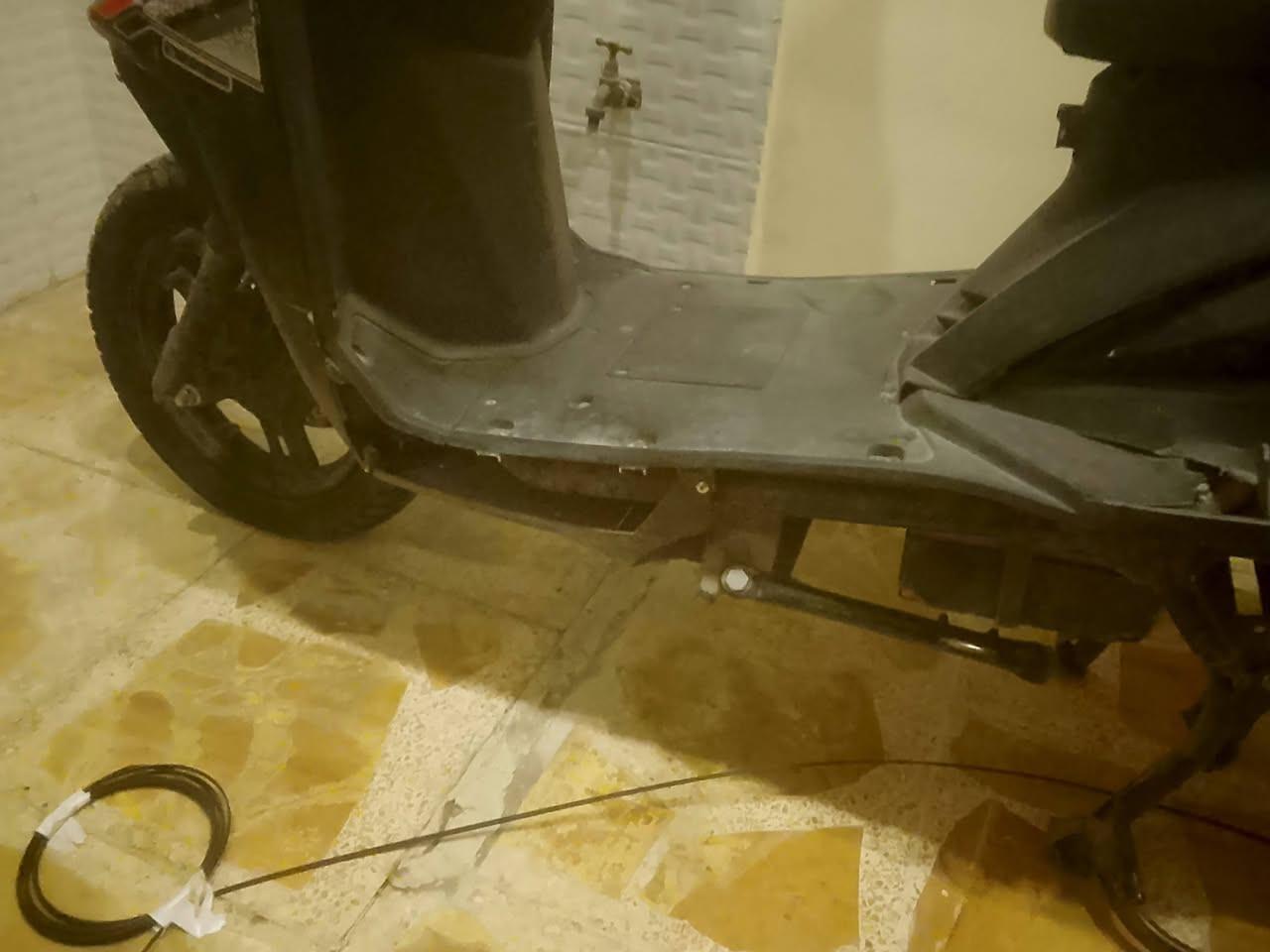 دراجة شحن شكل سكنس دراجة ماخذهة ب ٩٥٠ قبل سنة كلش مرتبة مبدل يطاريات اصلي ب ٢٥٠ قبل شهرين طبعا دراجة سويت بيهة حادث وتركتهة و الملف مالتهة اعتقد بي شي او ال وايرات ماعرف شنو بينة صراحة ابيعهة هيج تراب ب ٣٠٠الف التفيدة قبل لا تعطل جانت كلش مرتبة ٦ باتري و تمشي مسافات طويلة هم يعني من دورة الباب شرجي وترجعني هم وبيهة شحن تمشي ٧٠ كيلو ٦٠ كيلو وعندكم التاير يحتاج تبديل امامي فقط و كلوبات محتركة او بل ويارات ماعرف مهم سعر ٣٠٠ مكاني دورة تجي للبيت تشوفهة وتفحصهة 
رقمي ***********
