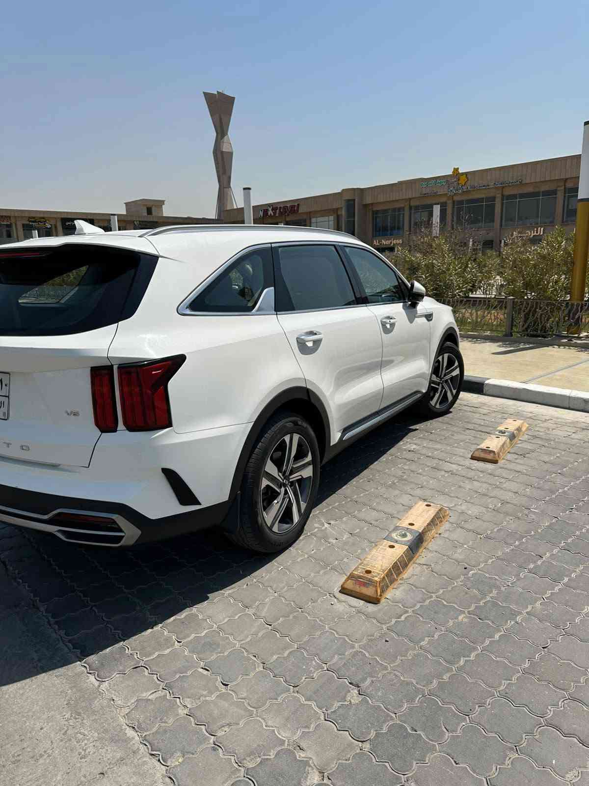 السلام عليكم سياره للبيع في البصره سورنتو السياره كفاله عامه موديل 2021 
موصفات
 جنطه كهربائية
 گير موس
كشنات كهربائية 
السعر 240 ورقه وبيه مجال 
رقم الهاتف***********
