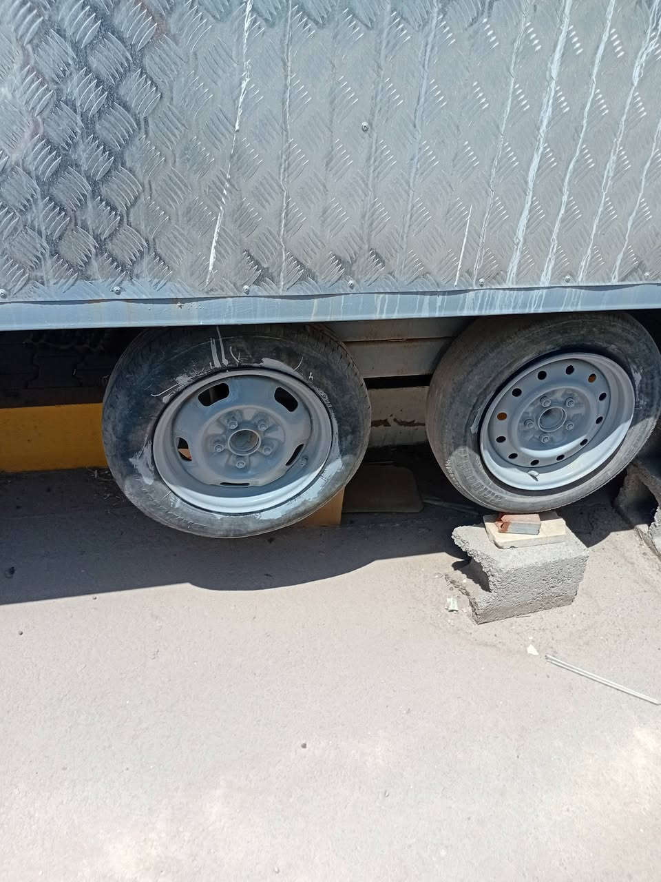 سلام عليكم
كرفان متنقل للبيع الطول 6 متر
 وعرض 240 
وارتفاع 240 
وينفتح ويطلع منه كرفان يصير حجمه 5. متر في 6 
شاصي وتايرات 4  ينسحب باي سياره متنقل 
السعر 10 ملاين وبي مجال بسيط  
مكاني بغداد الكريعات 
لاستفسار الاتصال 
***********
