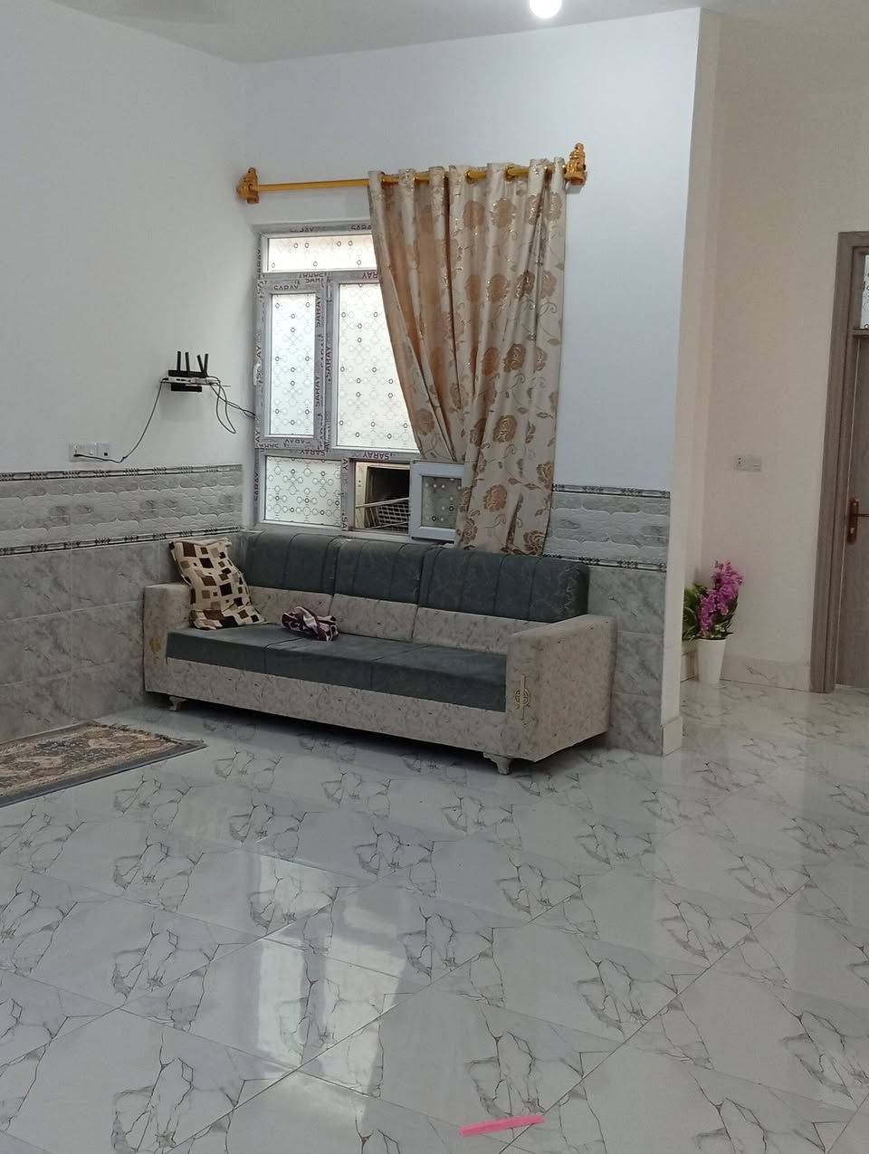 بيت مساحه 220 بدايه حي الشرطه طابو زراعي طابقين اربع غرف واستقبال ومطبخ وصاله ...السعر 150 قفل مكان مميز ***********
