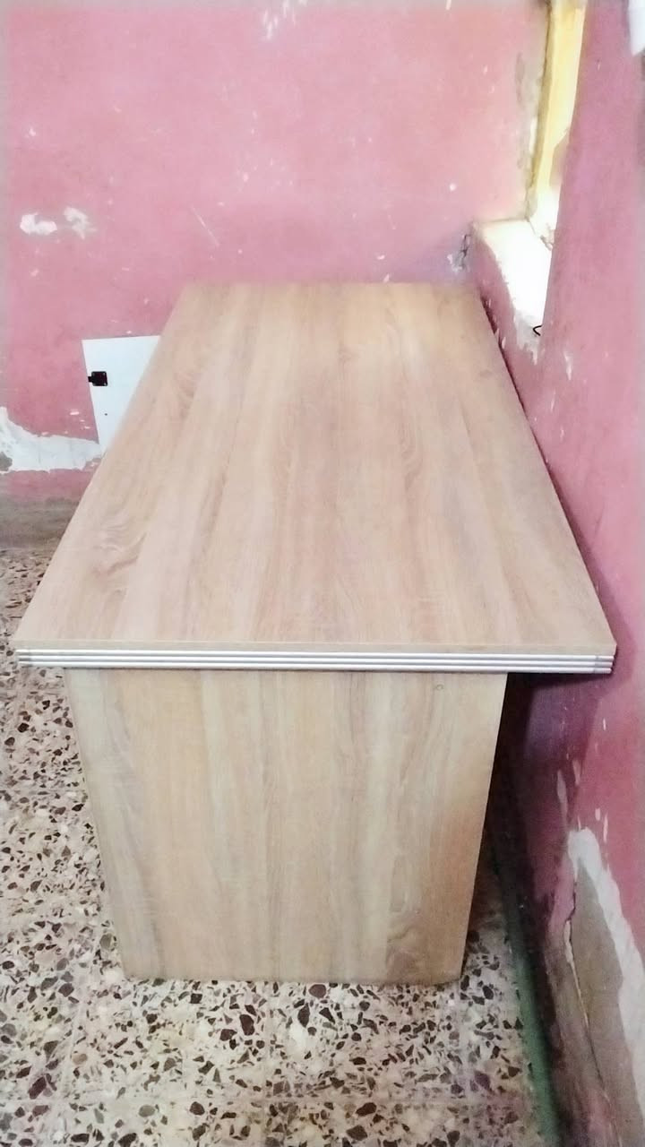 مـيـز مكتبي خشبي لون فاتح حليبي مثالي للدارسة والشغل , للبيع مستخدم نظيف📚🖥️
$$ و الـسـعـر مناسب جدا 100الف وبي مجال $$

قياسه : متر و 40 سم
-  مميزاته : الميز قوي ومتين 
👈 سطح واسع يتحمل حاسبة وكتب.
👈 مجرات عدد 3 لخزن الأوراق والقرطاسية.
👈 مجر سحب للكيبورد (يوفر مساحة).
👈 خانة جانبية بباب (تفيد للجنطة أو الكتب الكبيرة).

العنوان : العزيزية - الجمعيه الثانيه - حي 150
رقم الهاتف :  ***********
