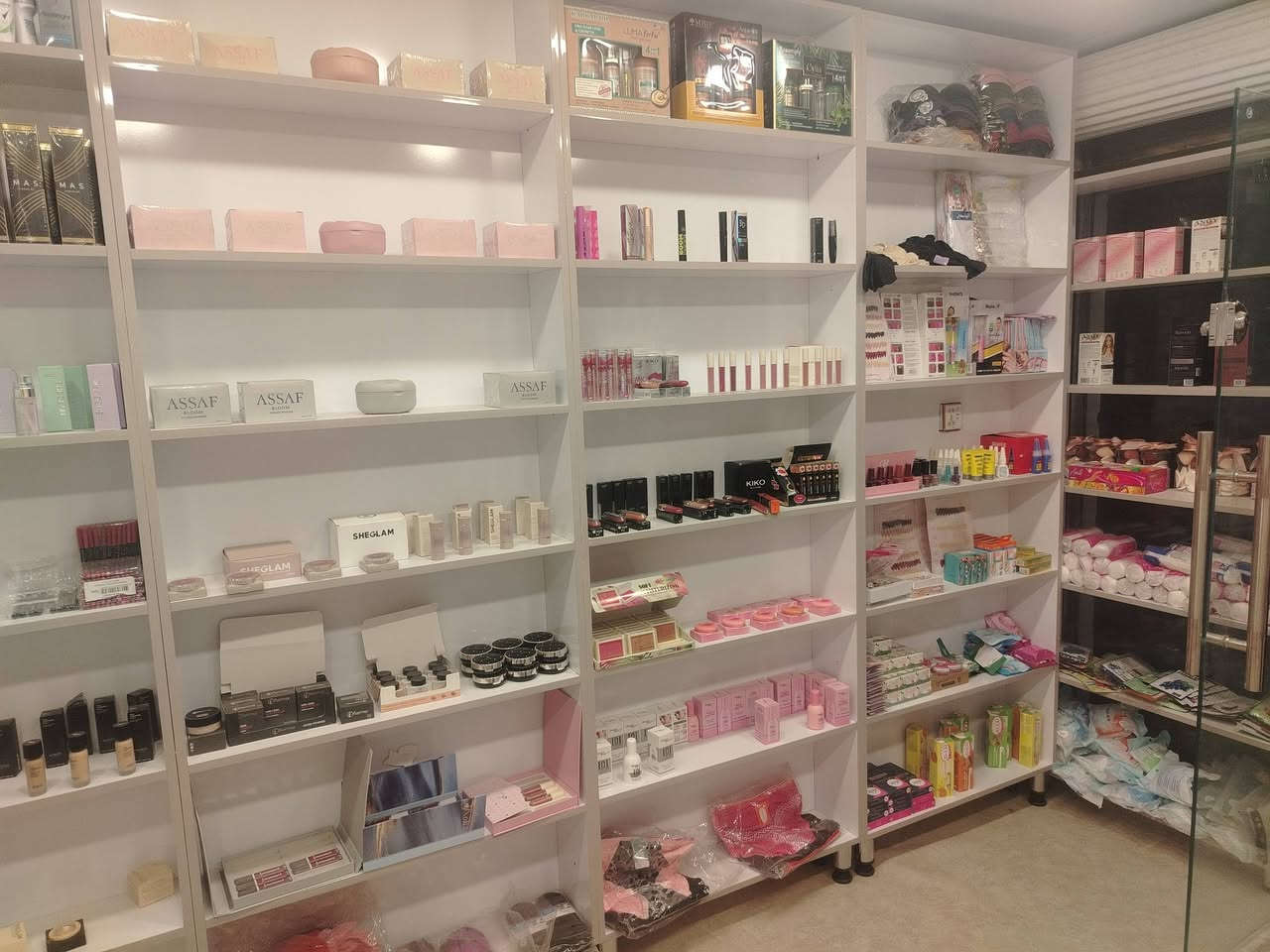محل للبيع • كوزمتك وعطور • ١٢ فاترينه