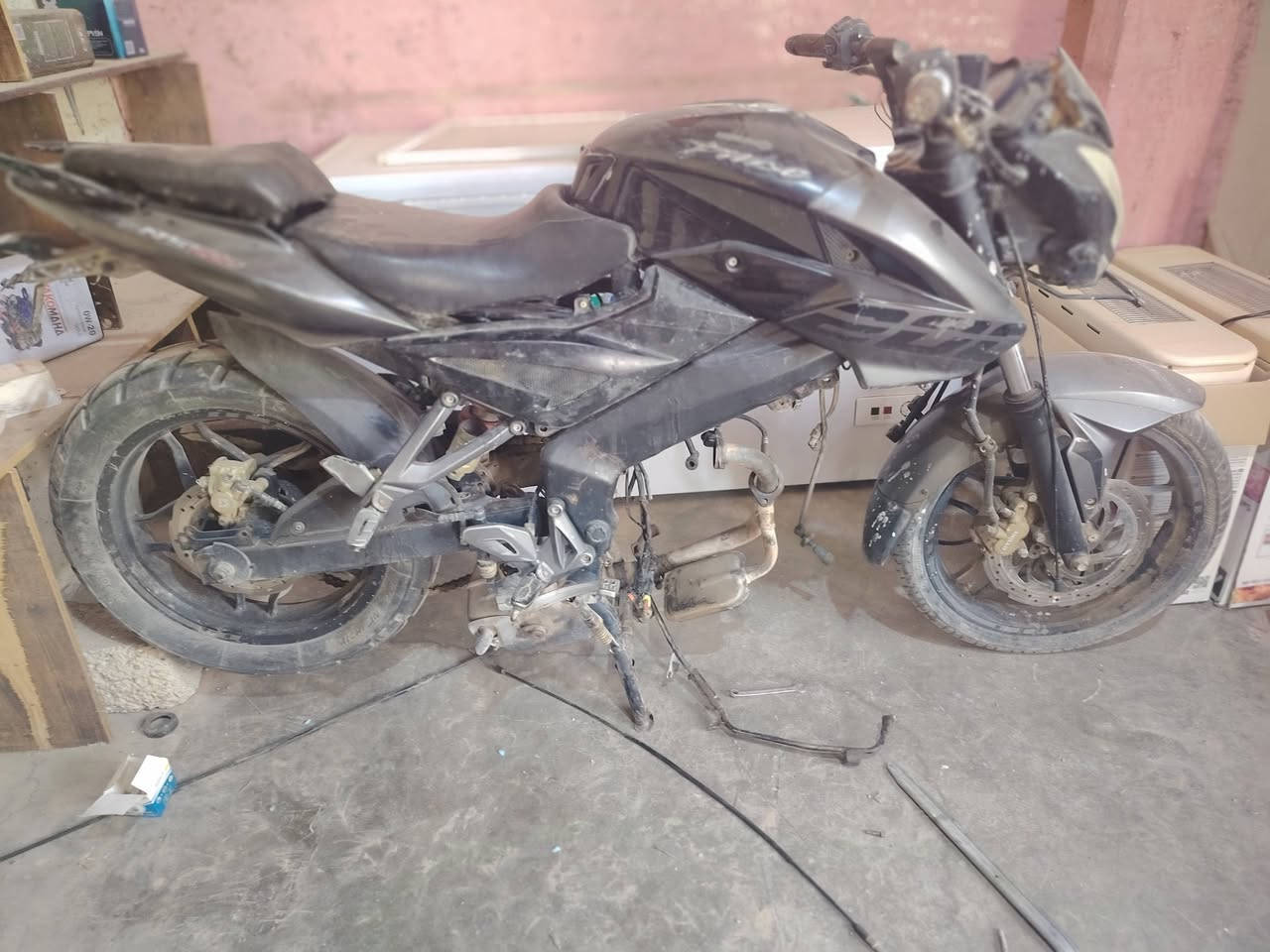 سلام عليكم  بجاج بولسر نقصو بس دشبول شقال عداد رقمي  محرك  ويرهملو محرك تحوير للبيع او مراوس سعر 500مكان البو طعمه موجود ماسنجر واتساب ورقم ***********
