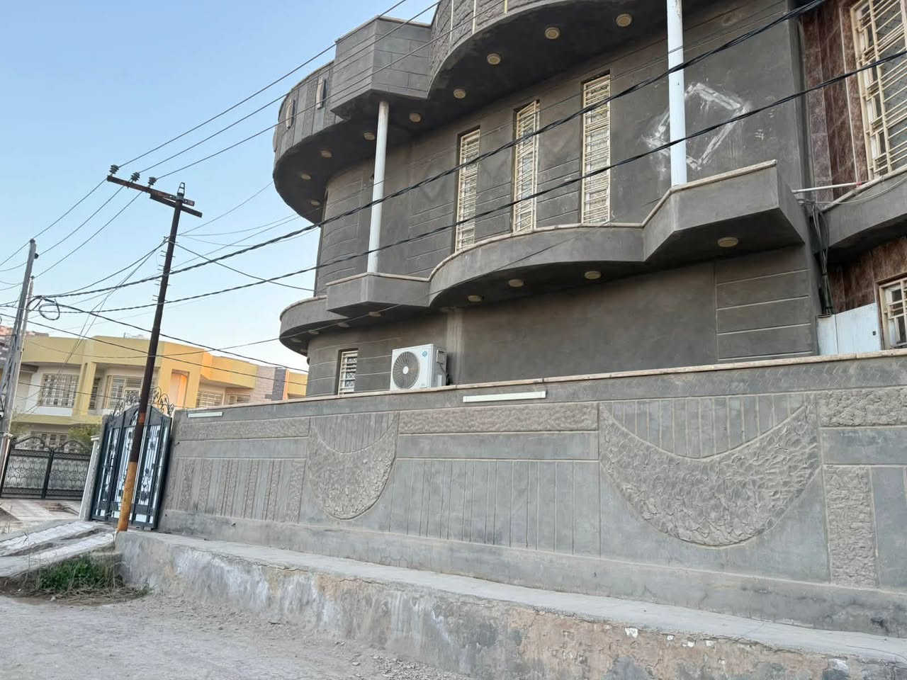 بيت للبيع 300/م ركن
العنون قرب مجسر الطباء

دور ضباط 

طابقين 

الطابق الاول 

استقبال 

وصاله 

مطبخ 

غرف نوم عدد 3

صحيات عدد3

كراج 

حديقه

الطابق الثاني 

صاله 

غرف نوم عدد 3

صحيات 

البيت بناء حديث جاهز للسكن 

الاستفسار ***********

*********** 

اذا ارت بيع عقار او شراء عقار او ايجار ماعليك فقط مراسلتنا 

بناء ترميم تنفيذ تسليم مفتاح بادق التفاصيل والديكورات الحديثه 

المطور العقاري

نص مكتوب في الصور:
- حمام غ ١