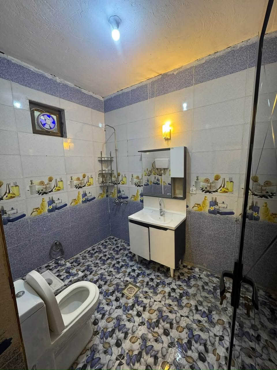 50 متر غرفه
ودريسنك روم 
وصاله ومطبخ وخدمات 
يرهم طالبات او عائله ب650 الف قفل بالضباط

***********
