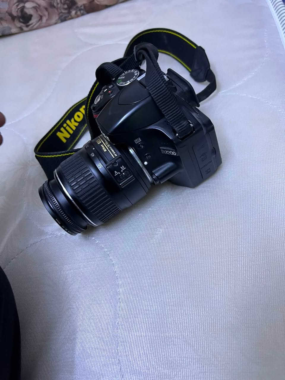 سلام وعليكم كامره نيكون D3200 نضيفه حيل 200الف للاستفسار واتساب ***********
