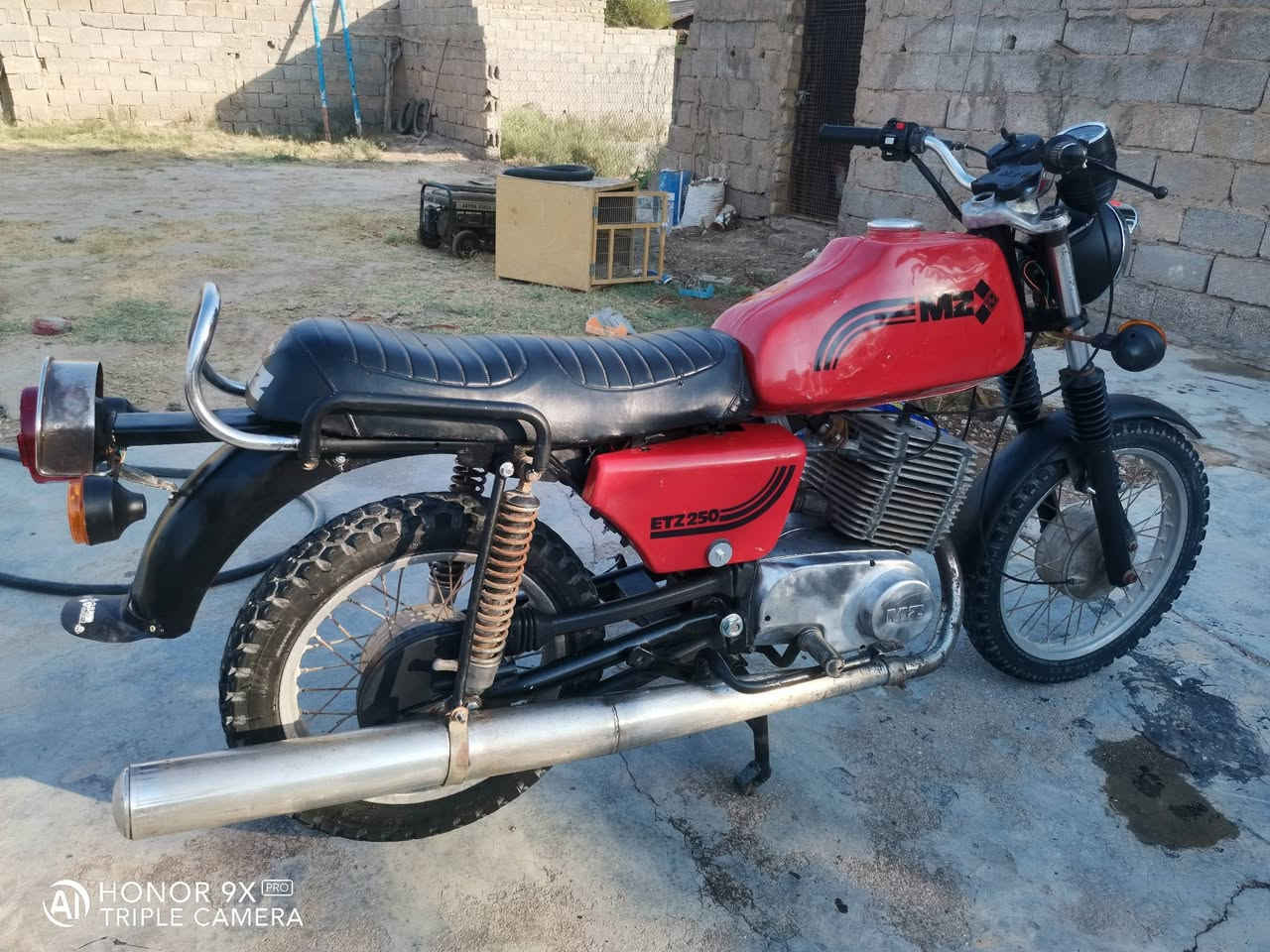 دراجة MZ ٨٢ جاهزه محرك وكهربائيات بدون المكان واسط الكوت السعر مليون و ٢٠٠ وبيها مجال للأستفسار اكثر الاتصال بالرقم ***********
