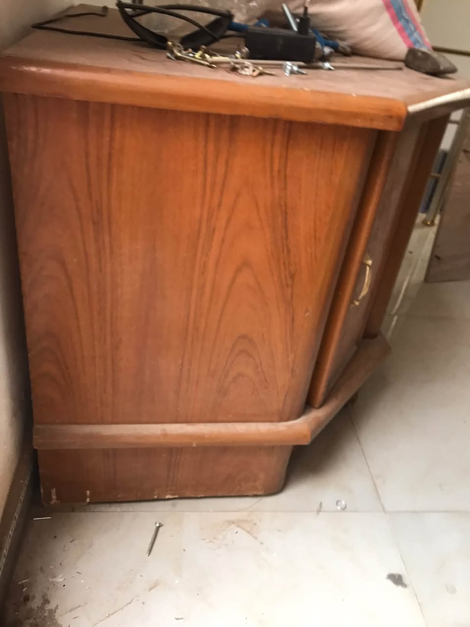 سلام عليكم ميز تواليت و ميز صغير ابو الباب داخلي صاج مثل البصوره ثنينهن نضيفات السعر 65 للاتصال ***********‏
