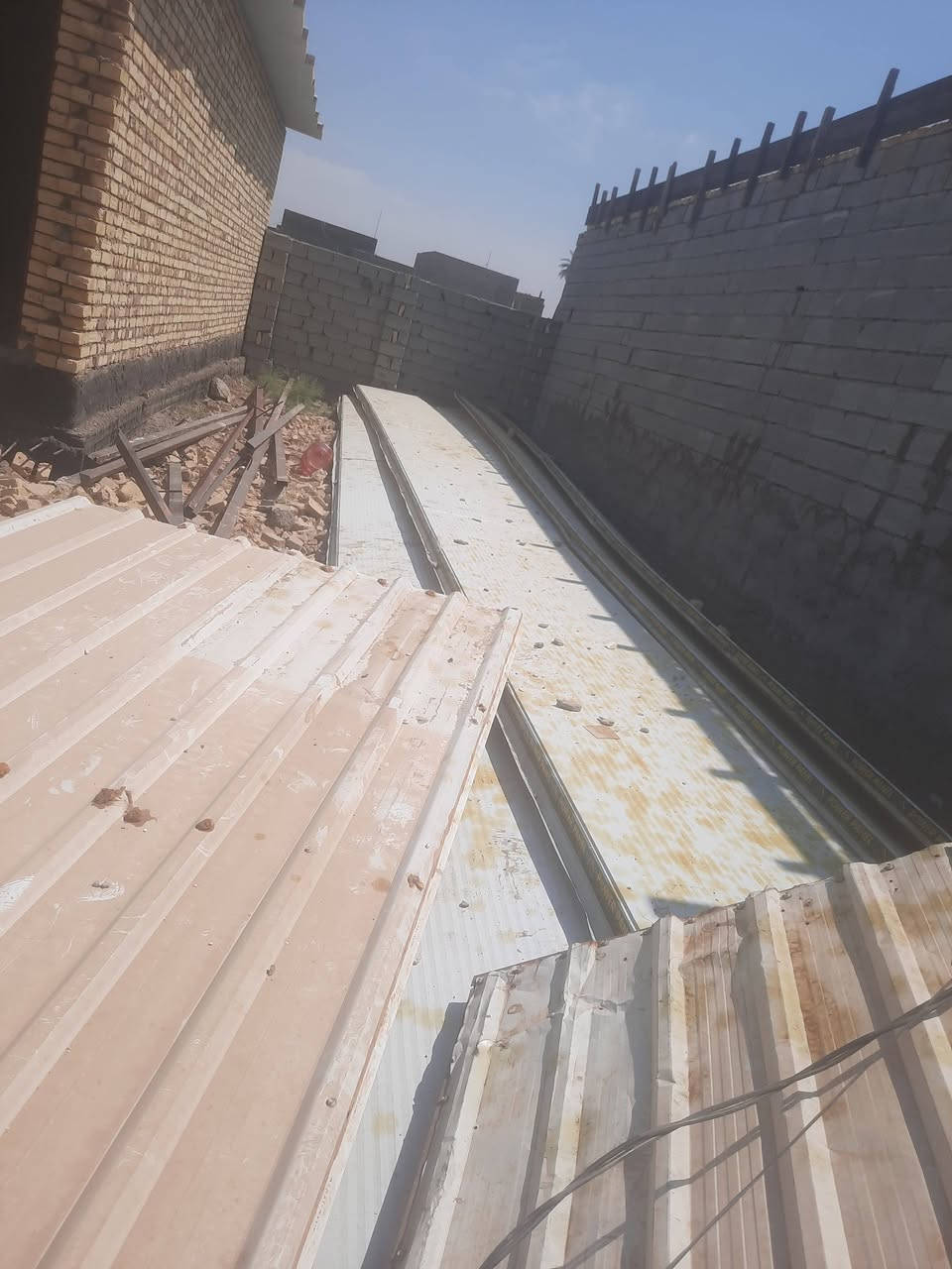 السلام عليكم ساندويج للبيع طول الوحده 15متر  العدد 8 سندويجات كلش نظيفات سعر المتر 10 ونص تجي تشوف يله تاخذهن رقم الاتصال *********** العنوان طويريج
