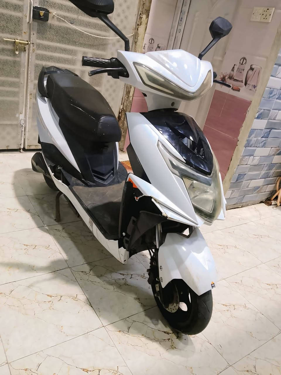 دراجه شحن للبيع نوع سكنس نثيه كلشي شغال ماعدة الاشارات الكفرات تعبانه والبريك الامامي  ٥ بطاريات مبدل قبل ٥ اشهر الدراجهزخير من الله معدل ومساقات بعيدة  ٣ سرعات  نضام الرجوع للخلف (R)  للتواصل خاص او اتصال***********
