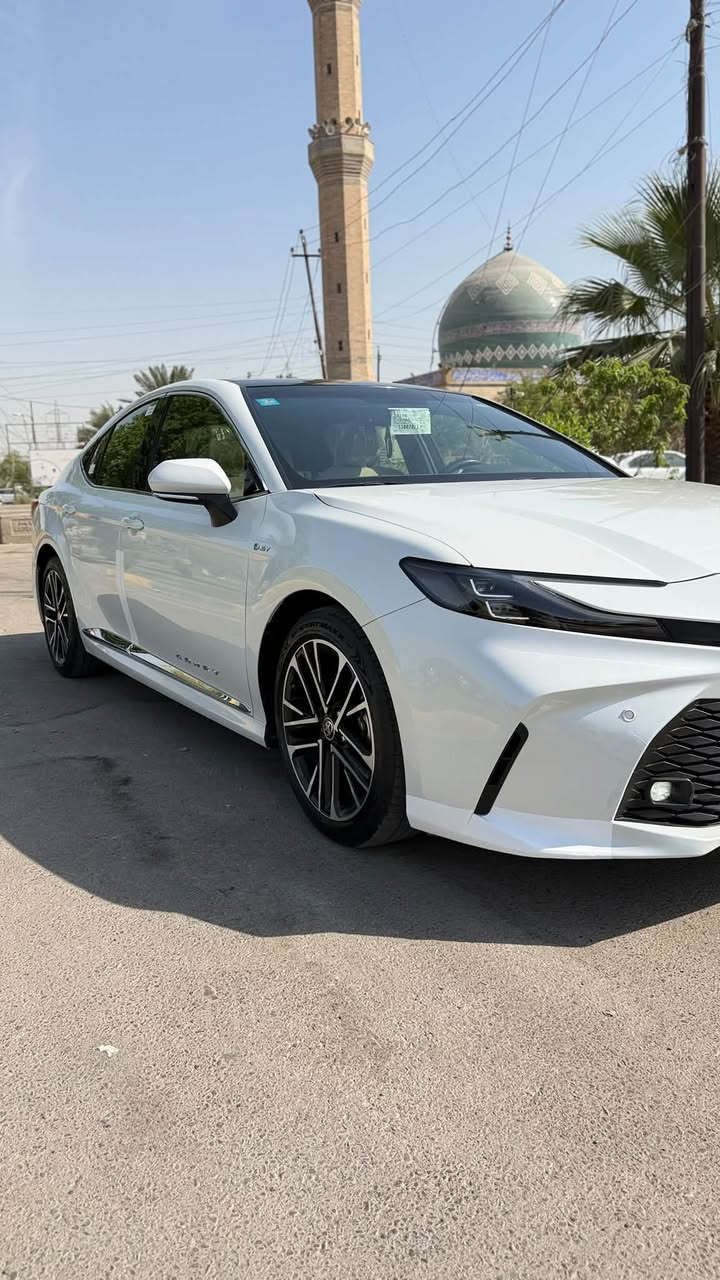 للبيع : كامري هايبرد 2025 خليجيه وكالة عبد اللطيف 
فئة lE ام البرده الخلفيه اعلى فئه 

ياباني اصلي 

بانورما على طولها مو بس فتحه 
ويل الشكل الجديد 
نظام كاربلاي 

المواصفات :
محرك هايبرد 2500 سي سي (بنزين + كهرباء)
. نظام دفع أمامي
. تشغيل بصمة (زر تشغيل)
. دخول ذكي بدون مفتاح
. حساسات أمامية وخلفية
. كامره خلفية
. أنوار LED أمامية وخلفية
. شاشة وسطية تعمل باللمس
. نظام Apple CarPlay و Android Auto
. تحكم بالمقود (ستيرنغ)
. مقاعد قماش
. مثبت سرعة
. مرايات جانبية كهرباء مع إشارات
. نظام مانع انزلاق + توزيع إلكتروني للفرامل
. نظام مراقبة ضغط الإطارات
. إضاءة داخلية بيضاء LED

السياره مكفوله كفاله عامه 
عده رصعه وسحبته bdr 

شراي تواصل على هذا الرقم 
***********
العنوان بغداد قرب تقاطع الدرويش
