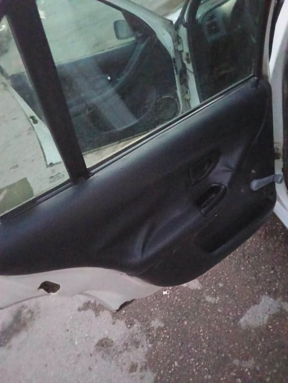 السلام عليكم بيجو لبيع 360   2001  كلشي شغال تبريد مكينه كير خير منّ الله سماعات مسجل لايتات كله شغال بسني السياره مابيه صبخ بس شويه من الجاملخ الخلفي رايده 40  وبيه مجال  لاستفسار ***********  مكاني  بغداد حي البنوك
