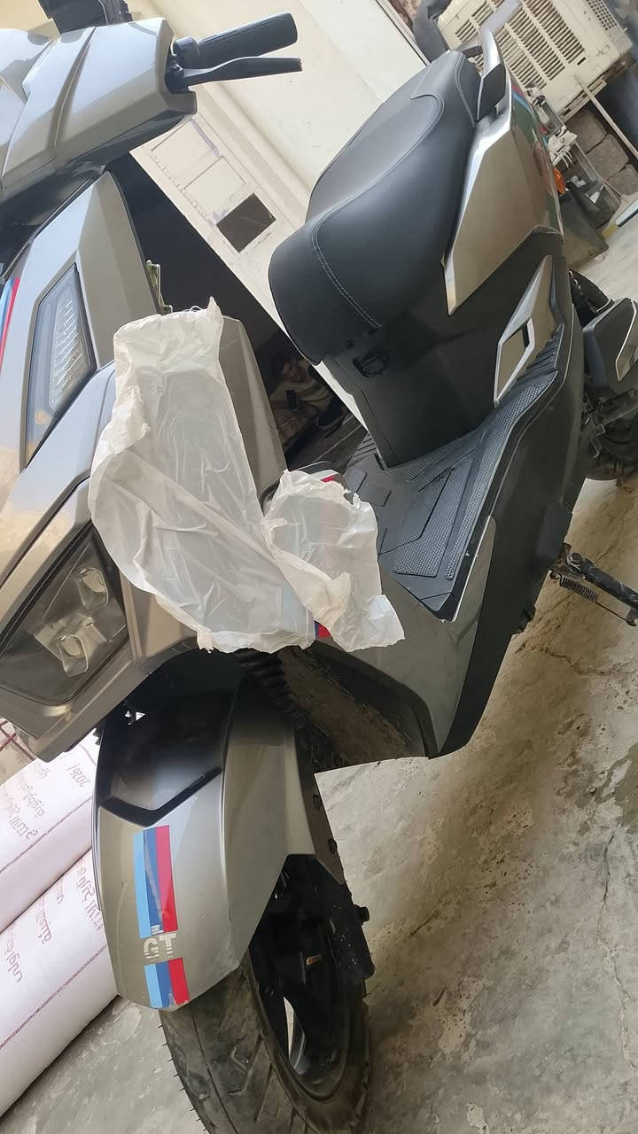 *للبيـــــــــــــــع دراجة شحن GT4 كوغر Koogar* 🔋🏍️

*المواصفات:*
- *النوع*: Koogar GT4 شحن كهرباء 72V
- *الحالة*: نضيفة كلش ماشية قليل 
- *الباتري*: ذهب يمشي *سامراء رايح راجع ويرجع بيه 5 شرطات* يعني 80-100 كم مرتاح
- *العداد*: 1850 كم فقط
- *الاضافات*: حامل موبايل + دسك بريك + شاشة دجتل
- *اللون*: تيتاني غامق مميز
- *الدراجة*: خالية من العيوب والصبغ

*السعر*: 900دينار وبيها مجال بسيط للشراي
*المكان*: سامراء- صلاح الدين
*للاستفسار*: راسلني خاص او اتصل ***********

الجادين فقط. الصور مال الدراجة نفسها👇
لا تبخسون الناس اشيائهم

