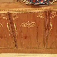 بوفيه ثلاث ابواب ما بيها اي ضرر شبه جديده رايدها ب 85 ألف وبداخلهه فرف...