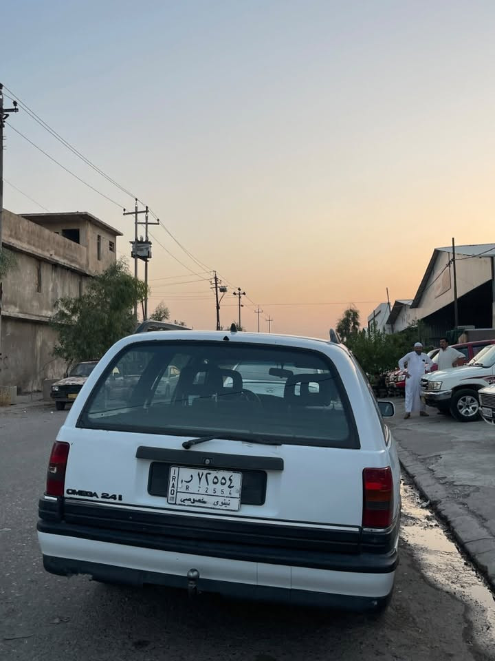 السلام عليكم 
اوبل اوميكا موديل ١٩٩٣ محرك ٢٠ السياره حيل نضيفه وجديده السعر ٣٥ ورقه وبيها مجال بسيط 
مكاني الموصل
***********
