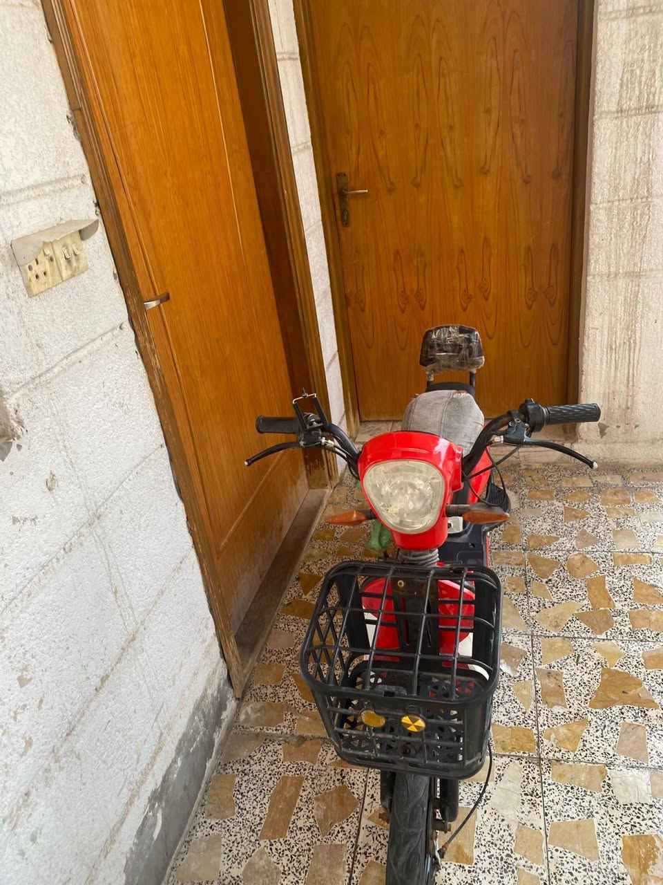 دراجه شحن حجم 14 
دراجه حلوه بيها طكات بل كفرات و الطكات موضحه بل فيديو
الدراجه يجي وياها سويجين تشغل و سويجين قفل تاير خلفي الدسك والتأير الخلفي ستوني مبدلهن
الدراجه مكانها بصره قبله تعال واتساب قيم و اخذها و اذا  تريد تفاصيل اكثر الرقم *********** واتساب فقط 
ولي ما عنده واتساب يجي خاص
