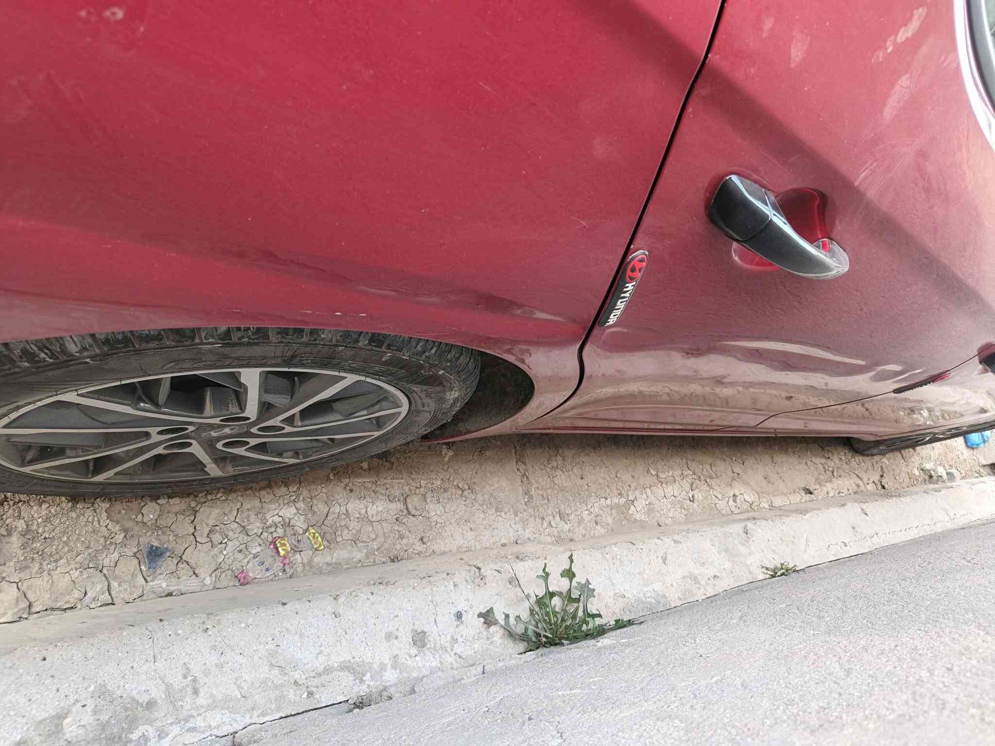 سيارة انتره موديل ٢٠مكينه ألفين  كير أي تي سياره بدون دواخل بيه تلث قطع صبغ ولبنيد كلير مكينه وكير وتبريد كفاله سياره باسمي ثاني يوم تحويل السعر ١٢٣ وبيه مجال وإذا اكو مراوس اراوس حسب لقناعه العنوان بغداد الحرية ***********
