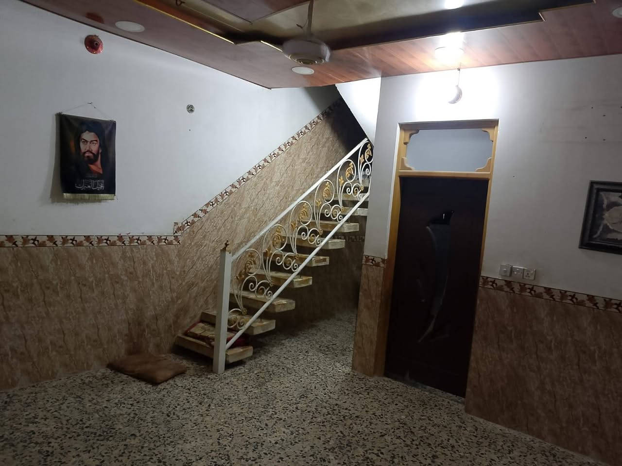 سلام عليكم البيت البيع مساحة ١٠٠متروجهه البيت ٧لاربع طابق ونص جوه غرفة صاله مطبخ حار بارد ستقبال تخاريج داخل وخارج البيت جاهز طابق ثاني غرفة وصالة عوزهن بياض ورضيه عماريه طابق ثاني لاساس صب وسقف صب طابق ثاني عكاده لاتصال على رقم *********** موقع شارع مطار قديم
