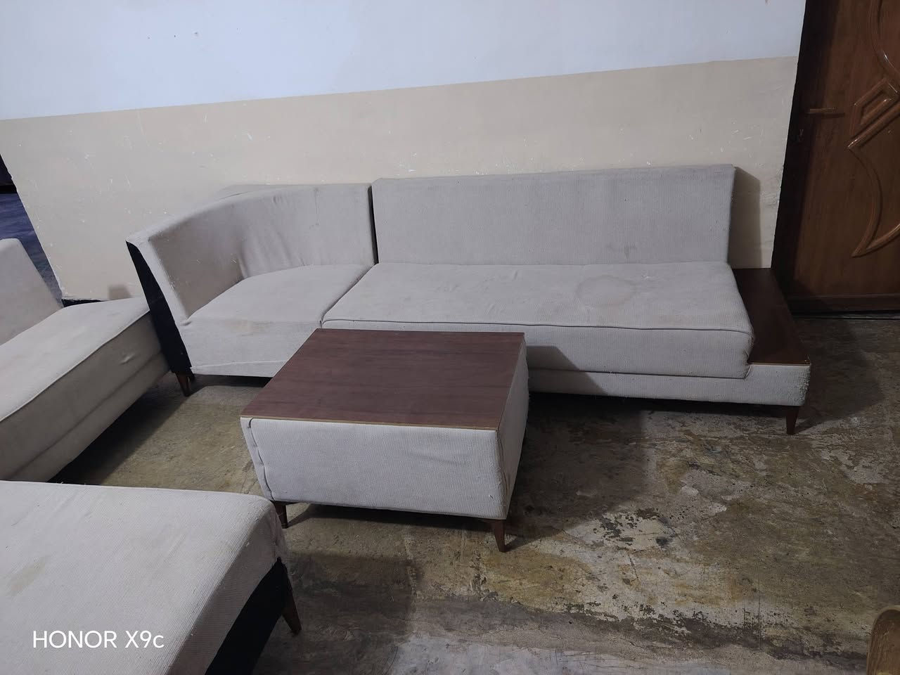 السلام عليكم ديوان للبيع من النوعيه الدرجه اوله مع الطبله السعر150وبيهن مجال للشراي اتصل ***********
