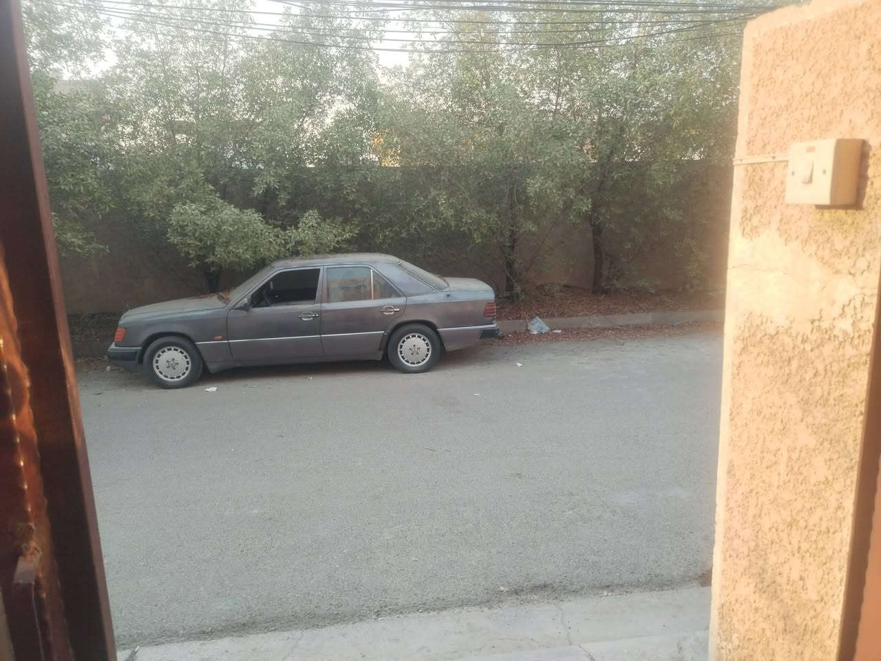 بيت للبيع مساحه 75م طابو الشعب حي التجار خلف مدرسه غمدان ماكو بيوت كدامك والبيت عالي عن الشارع  واجهه 7.5 ونزال 10 بيت نظيف يتكون من صاله ومطبخ ومنور وغرفتين نوم اضافه إلى غرفه سندويش بالسطح للاستفسار الاتصال *********** او ***********
