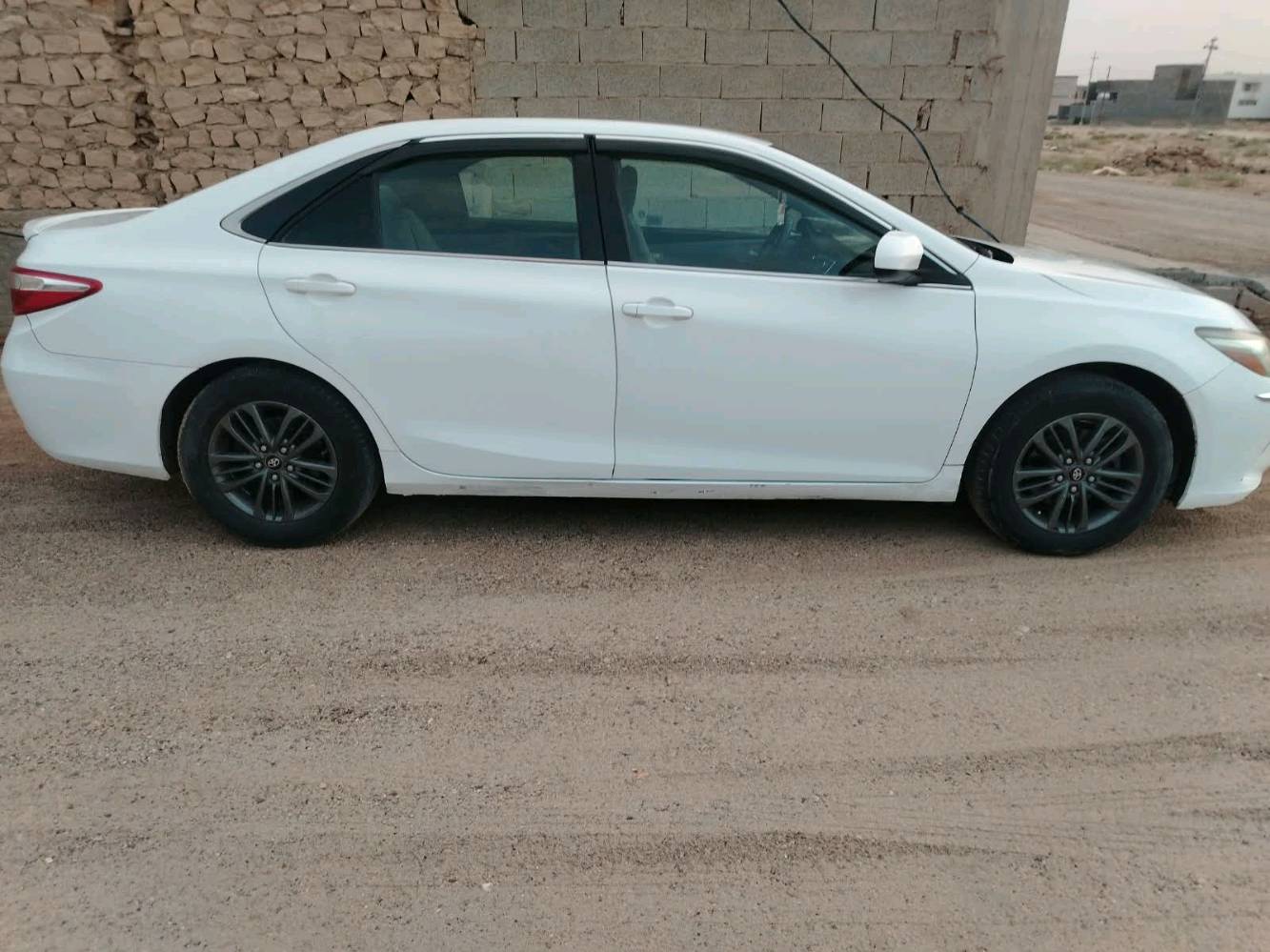 كامري ٢٠١٦ • ابيض • رقم بغداد