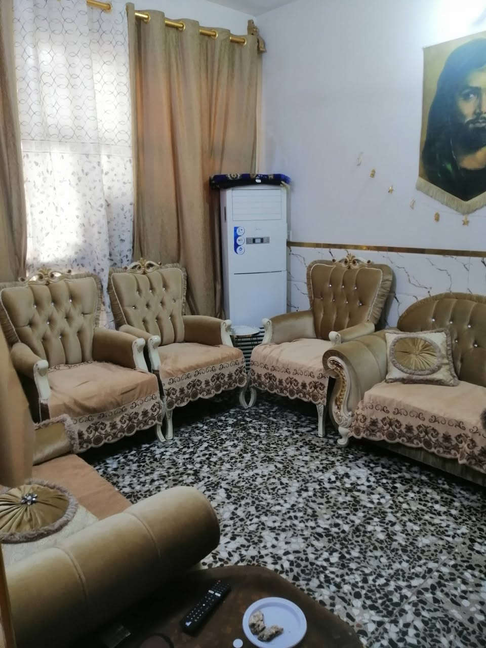 السلام عليكم بيت بحي الزهراء بل 150 رابع فرع عن شارع العام ثاني بيت  مساحه 75مقابيل افران سيد واسواق السيد بصف العماره مبينه عدكم بل صوره بيت كله جديد قبل   البيت اساس رفت طابوك درجه اوله مسلح سيراميك البيت كله درجه اوله يحتوي استقبال وممر وصاله ودرج مرمر محجر الميوم وبيوتنه جبيره كلش علئ كد الصاله وغرفه جبيره ومنور وحمام تواليت داخلي تواليت خارجي البيت ماصورته كله لان البيت جديد بل حقيقه احلئ من الصوره سطحين بي السعر 55وبي مجال الرقك ***********
