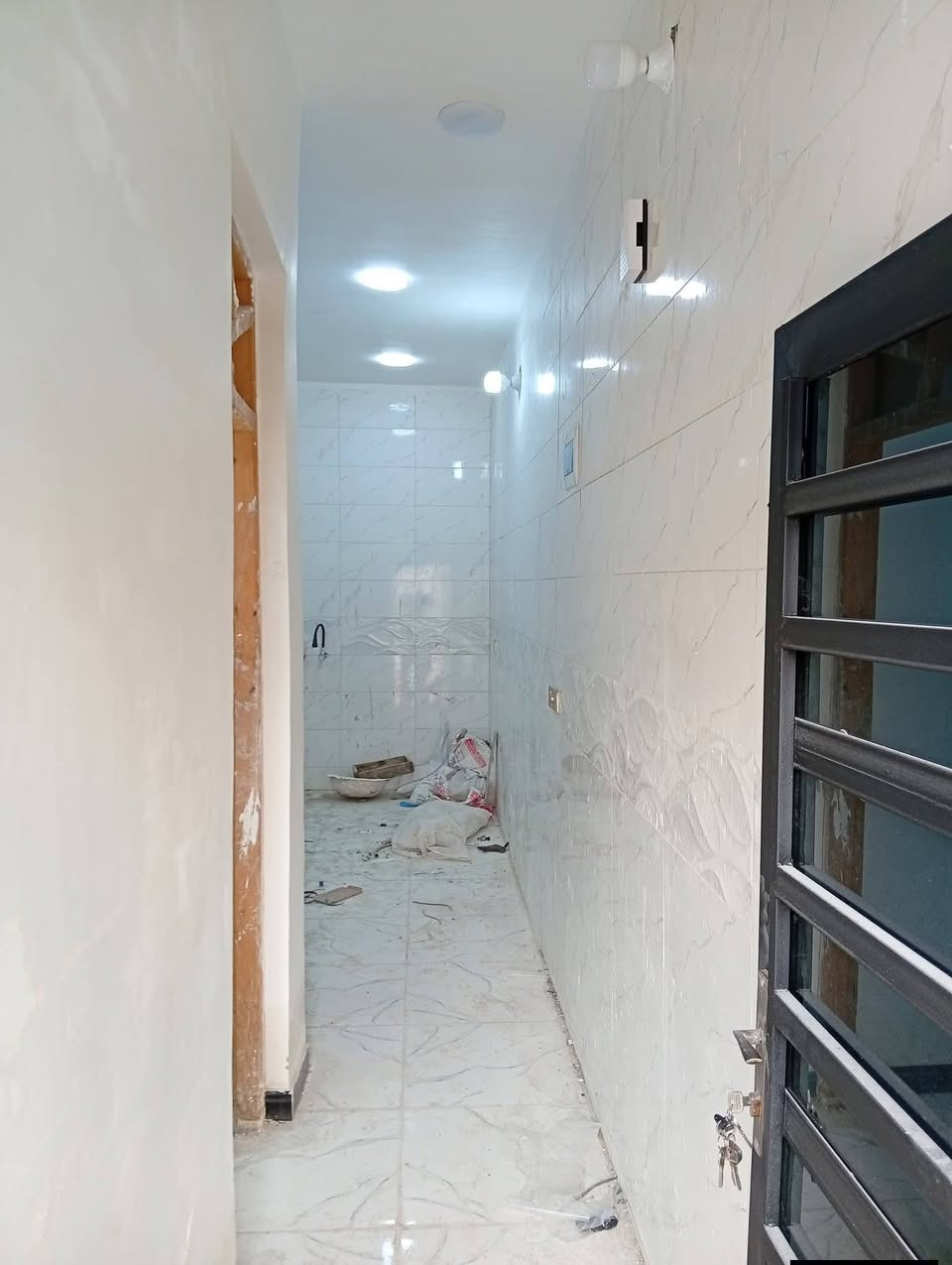 مشتمل 50 متر للبيع الشعب حي المهندسين زراعي شارع 15 الوسط المربع الاول طابقين او نص هسه طلعت العماله بناء جديد مدخلين استقبال او مطبخ او خدمات الطابق الاول والثاني غرفتين نوم او خدمات والبيتون غرفة كامله السعر اتصال او واتساب ***********
