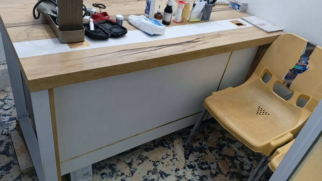 ميز مكتبي قياساته العرض ٧٠ الطول ١٥٠
السعر ١٢٥ استعمال قليل 

المكان سوق الشيوخ

للاستفسار ***********
