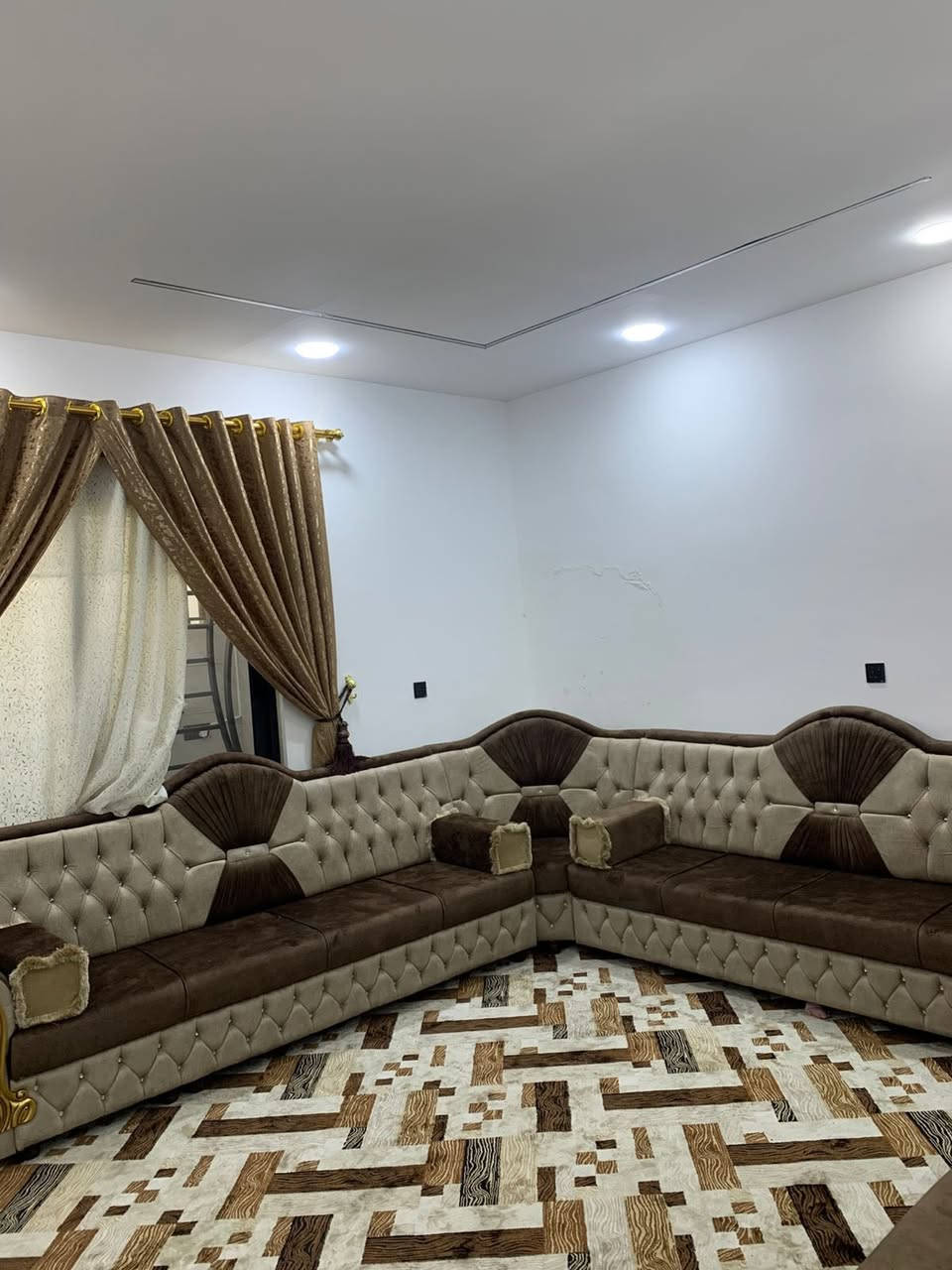 🏠 دار للبيع - حي الملايين الأولى
الموقع المميز:

• حي الملايين الأولى - تقطيع الحاج محسن.

• القرب من جامع الصواف.

المواصفات العامة:

• المساحة: 160 متر مربع.

• الواجهة: 10 متر (واجهة ممتازة).

• عدد الطوابق: طابقين.

تقسيم الدار:

الطابق الأول:

• غرفتين نوم.

• صالة (هول) داخلية.

• غرفة استقبال.

• مجموعات صحية.

الطابق الثاني:

• صالة (هول) واسعة.

• مجموعات صحية.

📞 للاستفسار والتواصل مباشرة :

• ***********

• ***********
