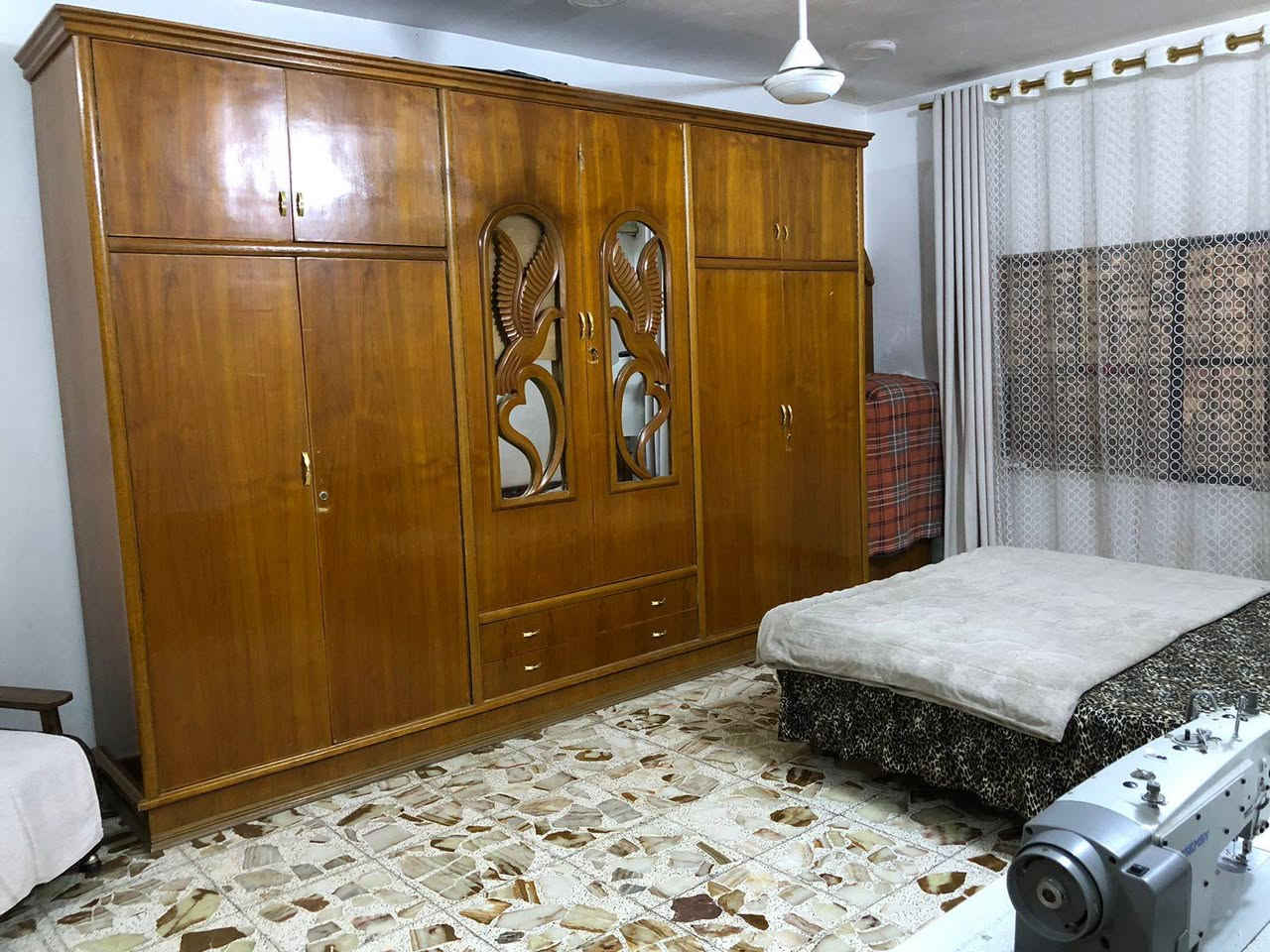 الدار للبيع بناءقديم عكاده طابقين مساحه ١٦٠متر واجهه ١٠ الموقع الرحمانيه قطاع ٢٣ قرب سوق صنعاء ايستفسار تواصل على الرقم *********** امام العقار تشجير
