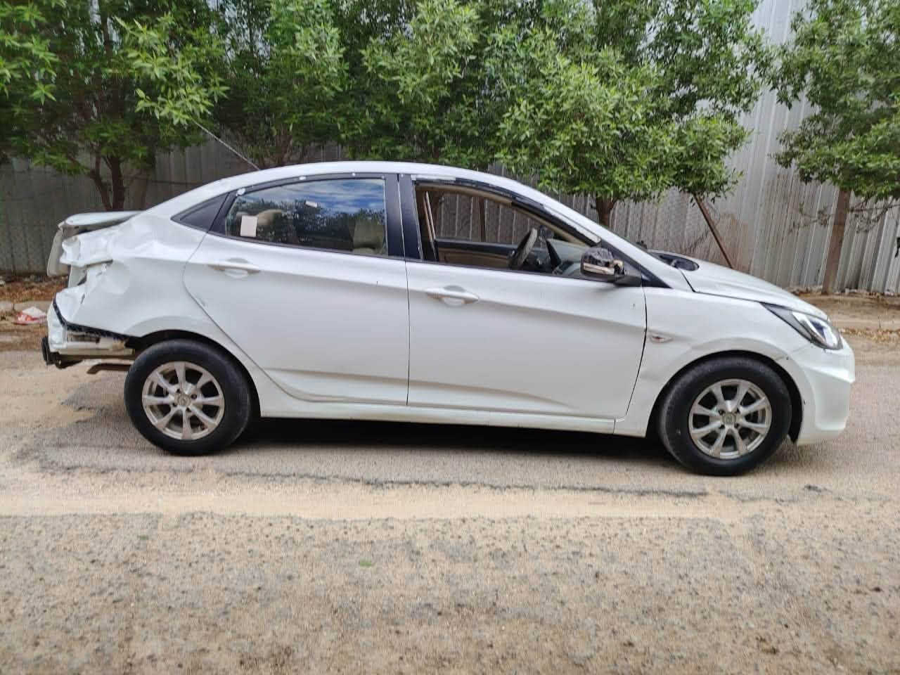 السلام عليكم اخوان مكلف بلنشر للبيع هونداي اكسنت خليجي موديل موديل 2014رقم دولي تحويل مباشر سنوية جديده محرك 1600دوش للبيع على حادثها الحالي السياره شغاله وتمشي السعر 48ورقه للاتصال ***********مكانها بغداد
