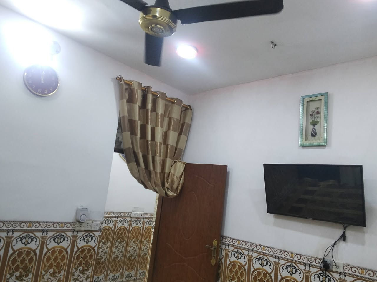 بيت 62 متر السكلات شارع النادي قريب على المركز الصحي ال14السعر 38وبي مجال البيت مدخلين يتكون من غرفه وستقبال وملحقاته ومطبخ مدخلين البيت نضيف ***********
