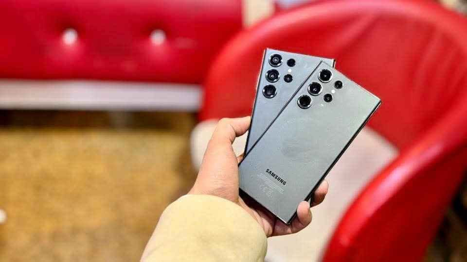 الجهاز الاصلي من سامسونج توفر 
s23 الترا 
شريحه سيم كارت مع شريحه الكترونيه بذاكره 256 بسعر 750 الف 
دبل سيم كارت ذاكره 512 بسعر 800 الف 
دبل سيم كارت مع ذاكره 256 سعر 750 الف
سيم كرت مع شريحه الكترونيه بذاكره 512 بسعر 780 الف جهاز اصلي ضمان
اجهزه اصليه مع ضمان  وكاله كامل ملحقات مع هدايا 
بااختصار 
الشاشة: Dynamic AMOLED 2X بحجم 6.8 بوصة، بدقة QHD+، ومعدل تحديث متغير 120Hz، وسطوع يصل إلى 1750 شمعة.
المعالج: Snapdragon 8 Gen 2 for Galaxy (بدقة تصنيع 4 نانومتر).
الكاميرا الخلفية: رباعية:
رئيسية بدقة 200 ميجابكسل مع تثبيت بصري (OIS).
تقريب 10x بدقة 10 ميجابكسل.
تقريب 3x بدقة 10 ميجابكسل.
زاوية واسعة جداً بدقة 12 ميجابكسل.
الكاميرا الأمامية: بدقة 12 ميجابكسل.
البطارية والشحن: 5000 مللي أمبير، تدعم الشحن السريع بقدرة 45 واط، والشحن اللاسلكي بقدرة 15 واط.
الذاكرة والتخزين:
ذاكرة عشوائية (RAM): 8 أو 12 جيجابايت.
سعة تخزين: 256 / 512 جيجابايت، أو 1 تيرابايت.
الميزات الإضافية: قلم S-Pen مدمج، مقاومة الماء والغبار بشهادة IP68، وحماية من زجاج Gorilla Glass Victus
بغداد زيونه ربيعي قرب مجمع البركه 
*********** بغداد, العراق
