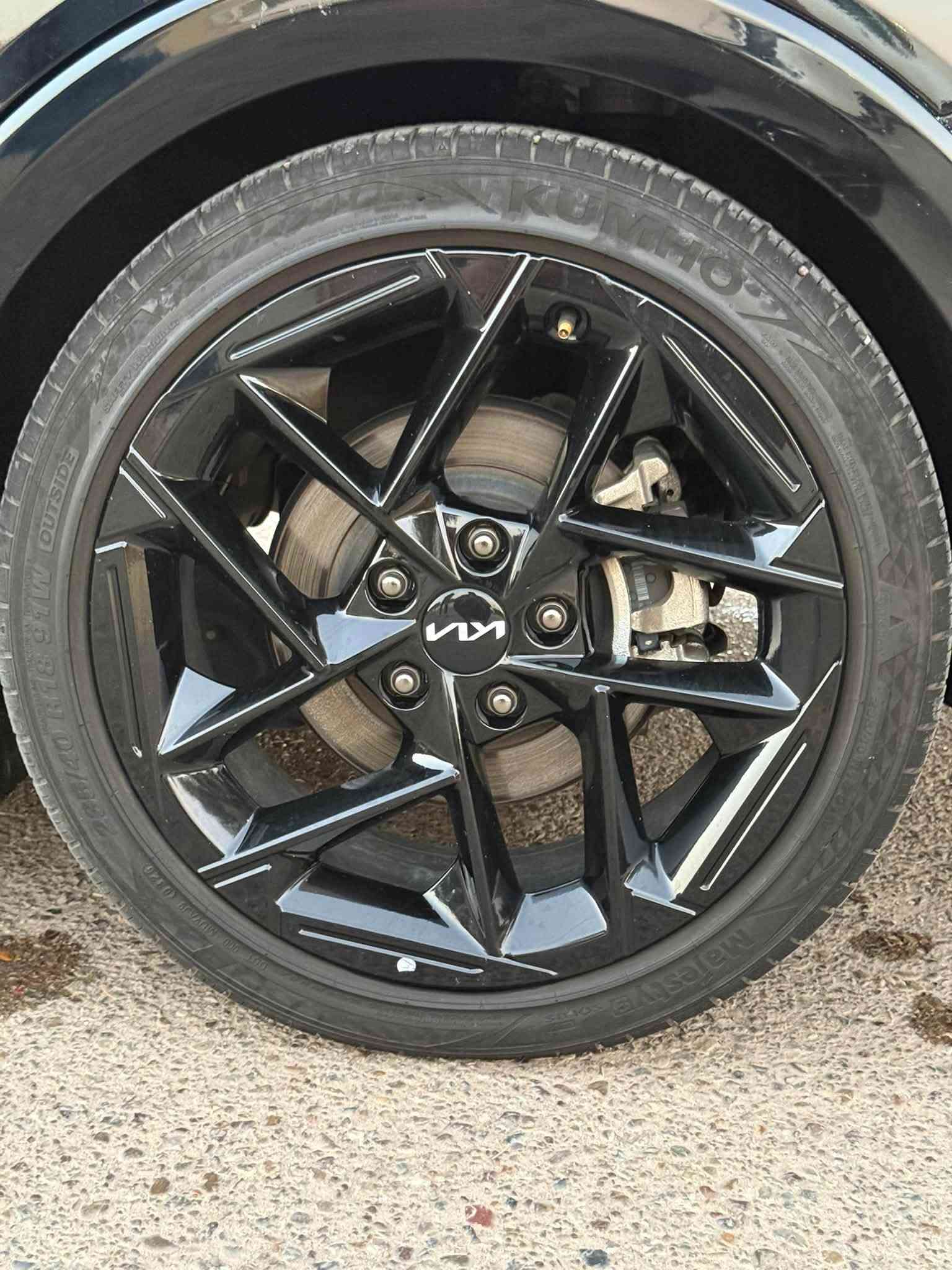 ‏K4 GT-Line Turbo موديل 2025، حسب مواصفات النسخة الأمريكية الرسمية
داخل احمر  اعلى فئه 
    لمحرك: 1.6 لتر 4 سلندر تيربو T-GDI.
* السعة: 1,598 cc.
* القوة: 190 حصان عند 6,000 RPM.
* العزم: 195 lb-ft ≈ 264 نيوتن.م من 1,700 إلى 4,500 RPM.
* القير: أوتوماتيك 8 سرعات.
* الدفع: أمامي FWD.
* نظام القيادة: Normal / Sport.
* بدالات تبديل خلف المقود Paddle Shifters.
* تعليق خلفي Multi-Link مع ضبط رياضي
* نظام صوت Harman Kardon بـ8 سماعات.
* Apple CarPlay وAndroid Auto لاسلكي 
* شحن لاسلكي للهاتف.
* تشغيل بصمة/زر ومفتاح ذكي.
* تكييف أوتوماتيك Dual Zone.
* مقاعد أمامية تدفئه تبريد 
* فتحة سقف كهربائية بانورامية 
* إضاءة LED. 
* مثبت سرعة متكيف.
* كاميرا خلفية. 
* تحذير/مساعدة الخروج عن المسار.
* المحافظة على المسار.
* مثبت سرعة ذكي مع Stop & Go.
* نظام تجنب الاصطدام الأمامي.
* مراقبة النقطة العمياء حسب التجهيز.
* كاميرا/مراقبة محيطية متاحة ضمن GT-Line Turbo Technology Package.
* إجمالي 8 وسائد هوائية.
* حادث السيارة بارد وتكحيل قبق الصندوك وطرف الجاملغ. السياره ليبل واحده حته الدعاميه بشرط ولا قطعه تبديل بدون شواصي بدون لغود كفاله عامه  اني كاصه على ايدي ترقيم جديد هزه جديده بسمي 
* مكان السياره بغداد بيع فقط  بدون مراوس ***********
