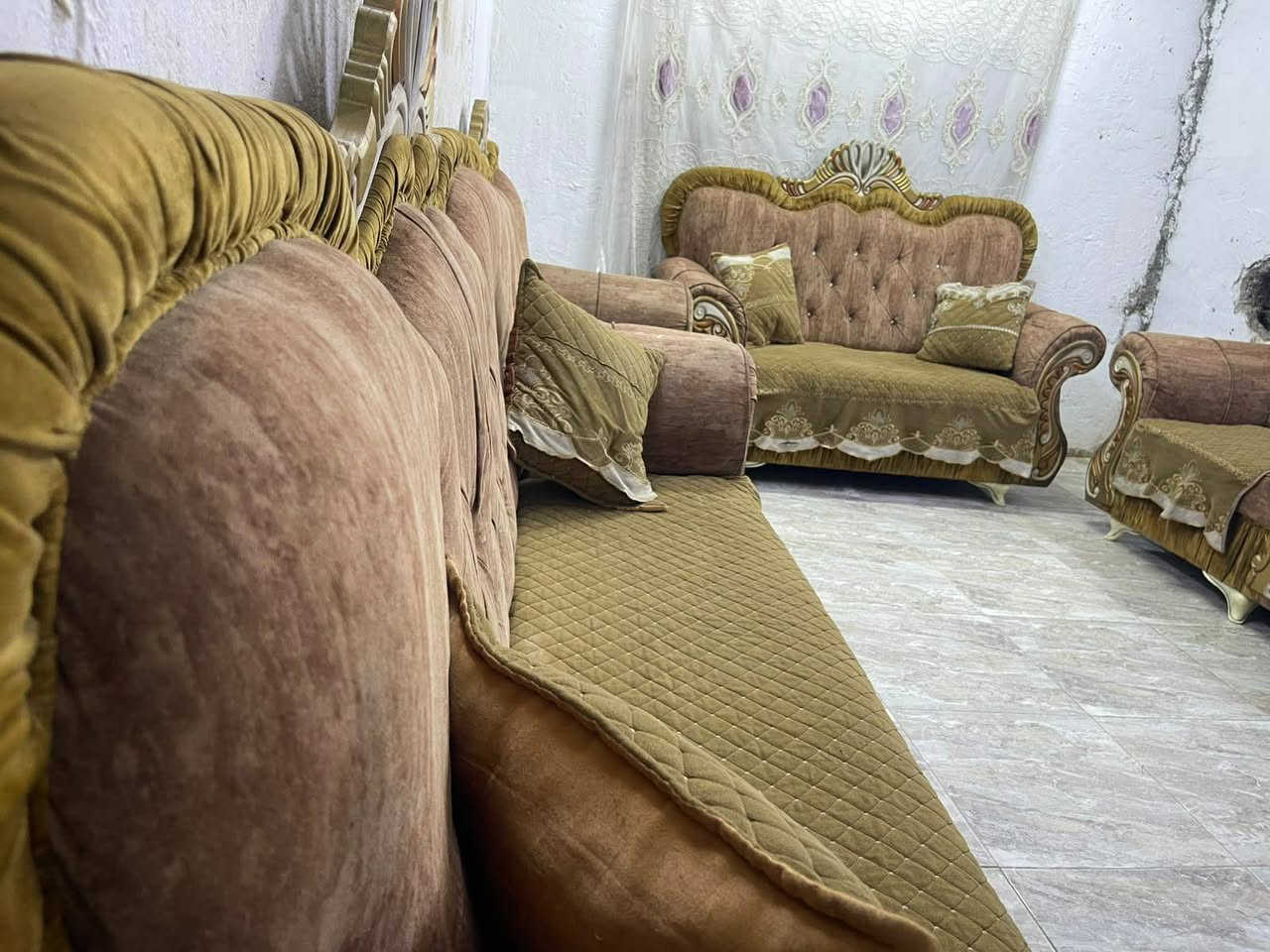 تخم ملكي 10 مقاعد نضيف اي ضرر مابي مع كوشات ومفرش السعر 300 وبي مجال المكان بغداد ***********
