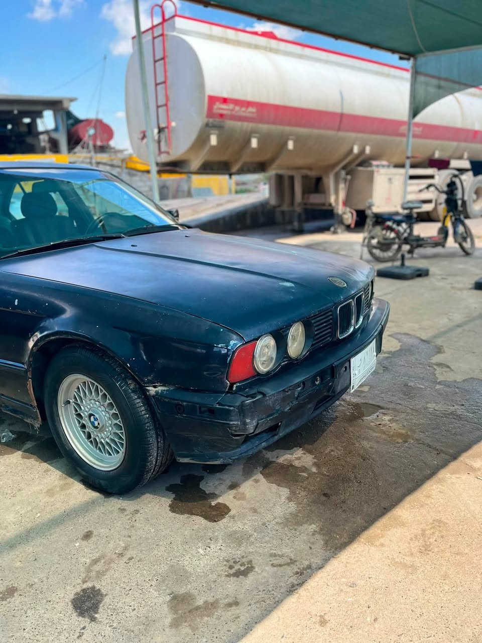 بي ام دبليو 535 موديل 1992 رقم نينوى ألماني بأسمي سعرها 34 ورقة وبيها مجال اتصل وتدلل ***********
