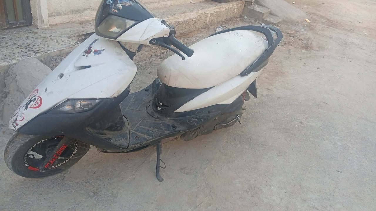سلام عليكم دراجه لبيع كلشي مابيه بس بس يده مال بزيه 
ريده 200 وخمسين وبيه مجال ***********
