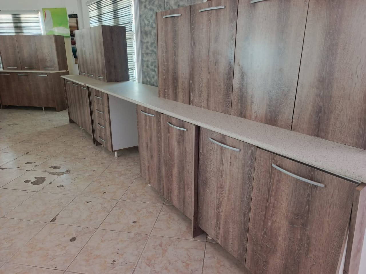 كاونتر إيطالي جديد السعر 650 
ديوانيه مجمع الزيتون
***********
