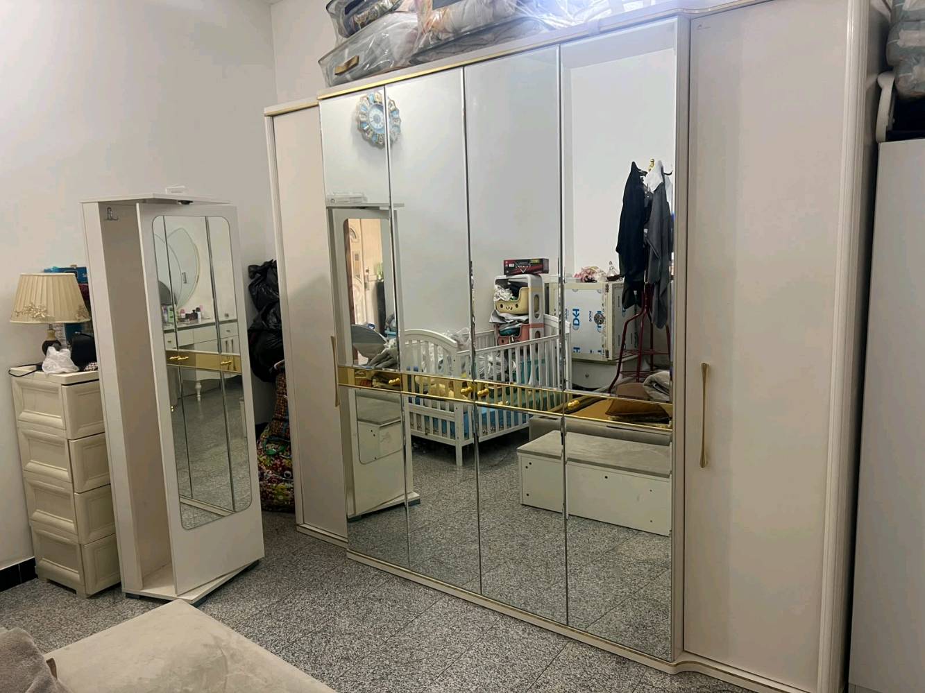 متاح غرفة ٩ قطع تركي اخذتها من هوم سنتر الحسني قبل فترة بمليونين و ٦٠٠ الف، اريد ابيعها غرفة تكمة قوية وجبيرة اريدها بمليون ونص وبيها مجال، بيها ضررين السيباية مال سرير تنلحم والتريشة مال باب الكنتور تنلزك موضح كلشي بالصور داخل المنشور مكاني بغداد سبع ابكار ***********