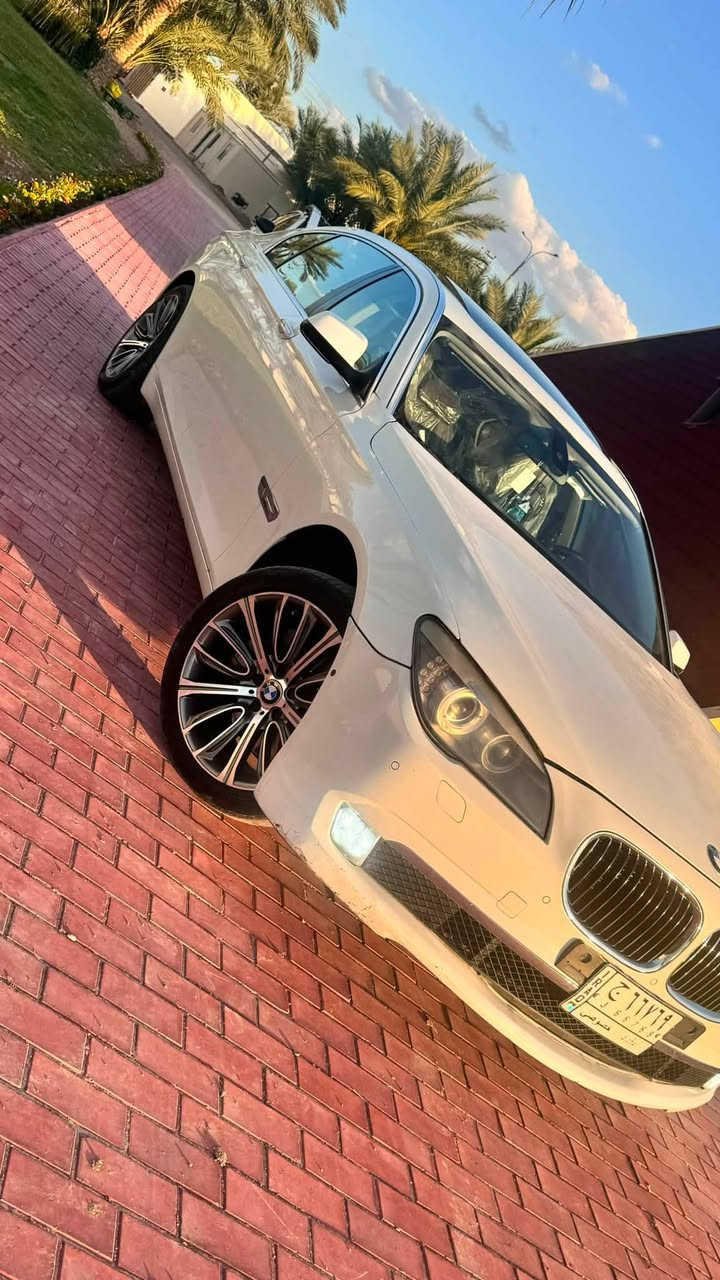 🔥 للبيع | BMW 730Li 2012 خليجي 🔥
✨ وكالة العروش - وارد خليجي
🚘 سيارة فاخرة بحالة ممتازة ومواصفاتها كاملة.

🔹 المواصفات:

* موديل: 2012
* المحرك: 3000 سي سي - 6 سلندر (N52)
* ناقل الحركة: جير كوبرا
* الممشى: 147,000 كم فقط
* اللون الخارجي: أبيض
* الداخلية: جلد ماروني فاخر

🌟 أبرز المواصفات:
✔️ كاميرا 360 درجة
✔️ حساسات أمامية وخلفية
✔️ تبريد  (ثلج)
✔️ مصابيح زينون بلادي
✔️ ليدات ترحيب في مقابض الأبواب
✔️ فتحات تبريد أمامية وخلفية
✔️ والعديد من المواصفات المعروفة في فئة 730Li الفل أوبشن.

📄 السنوية: عظم عاج، نافذة لغاية 2027.
🚩 رقم بغداد – مشروع وطني.

🛠️ الملاحظات بكل شفافية:

* تبديل جاملغ امامي جهة السايق بدون صبغ لون متطابق
* صبغ شبر أسفل باب السائق بسبب ضربة.

💰 السعر المطلوب: 21,000 دولار (قابل للتفاوض بالمعقول بعد المعاينة).
مكان السيارة الانبار/ فلوجة
📞 للتواصل:
***********

