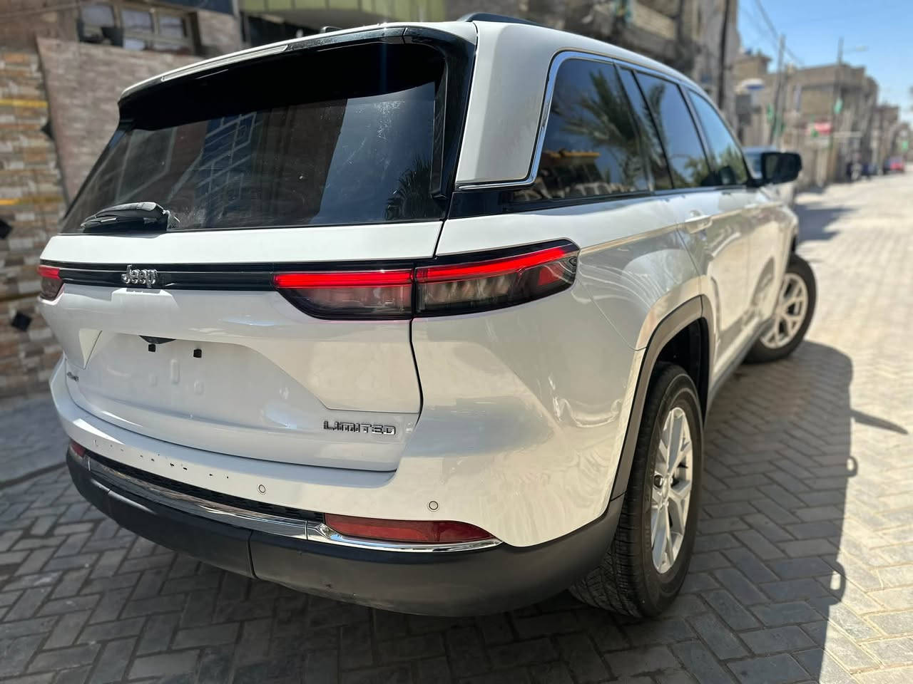 � للبيع Jeep Grand Cherokee 2023 ليمتد (LIMITED)

* 🔹 الموديل: 2023
* 🔹 اللون: أبيض
* 🔹 الحالة: حادث غرق (مصلّحة بالكامل)
* 🔹 التشغيل: شغالة بحالة جديدة
* 🔹 الدفع: 4×4
* 🔹 المحرك: 6 سلندر 3.6 لتر (حوالي 293 حصان)  
* 🔹 قير: أوتوماتيك 8 سرعات  
* 🔹 شاشة + نظام ملاحة + Apple CarPlay
* 🔹 كاميرات + حساسات أمامي وخلفي
* 🔹 فتحة سقف بانوراما
* 🔹 تبريد وتدفئة مقاعد
* 🔹 تحكم سكان + مثبت سرعة
* 🔹 نظام أمان (نقطة عمياء + مسار + تنبيه)  

📍 الموقع: بغداد
للستفسار… ***********
