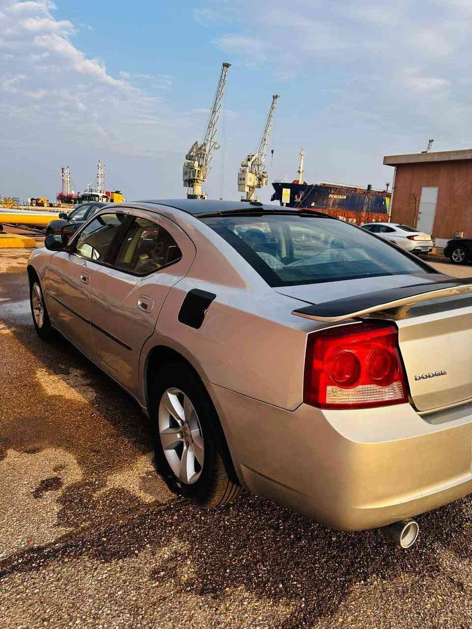 جارجر ٢٠١٠ رقم بغداد نضيفة وجاهزة كير ومحرك وحدادية وتبريد بيها جاملغ وبنيد من امريكا والباقي كفالة 
مكانها ناصرية مركز 
للاستفسار ***********

