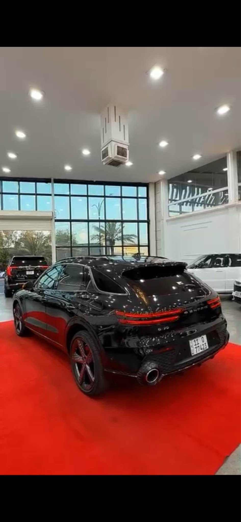 🇰🇷 جنسيس GV70 موديل 2023 - فئة Prestige للبيع 🇰🇷
🔹 المواصفات العامة والمحرك:
 الموديل: 2023
 الفئة: برستيج (Prestige) - أعلى فئة بالمواصفات (فول الفول)
 المسافة المقطوعة: 18 ألف فقط
 نظام الدفع: فور ويل (AWD)
🔹 المواصفات التكنولوجية والرفاهية:
 شاشة دشبول ديجيتال ثلاثية الأبعاد مقاس 12.3 بوصة
 شاشة عرض ونظام ملاحة مقاس 14.5 بوصة
 نظام صوتي فاخر (Lexicon Premium Sound System)
 بصمة تشغيل مع نظام التعرف على بصمة الإصبع
 ناقل حركة ماوس إلكتروني مع شفتات ستيرن
 فتحة سقف بانوراما
 إضاءة داخلية محيطية (Ambient Lighting)
 كشنات جلد طبيعي فاخر (تحكم كهرباء + تدفئة وتبريد + ذاكرة خزن)
 نظام تكييف أوتوماتيكي ثلاثي المناطق
🔹 أنظمة الأمان والقيادة الذكية:
 رادار أمامي ونظام تجنب الاصطدام المتطور
 رادار جانبي ونظام مراقبة النقاط العمياء
 نظام تحديد المسار والحفاظ على الممر
 كروز سرعة ذكي متكيف (Smart Cruise Control)
 كاميرات 360 درجة (محيطية) مع حساسات أمامية وخلفية
🔹 حالة السيارة (الضرر والصبغ):
 الضرر: جاملغ وبنيد
 التفاصيل: جاملغ و بنيد مستبدل نفس اللون، وجاملغات خلفي مصبوغ

📞 للاتصال والاستفسار: /*********** بغداد, العراق
