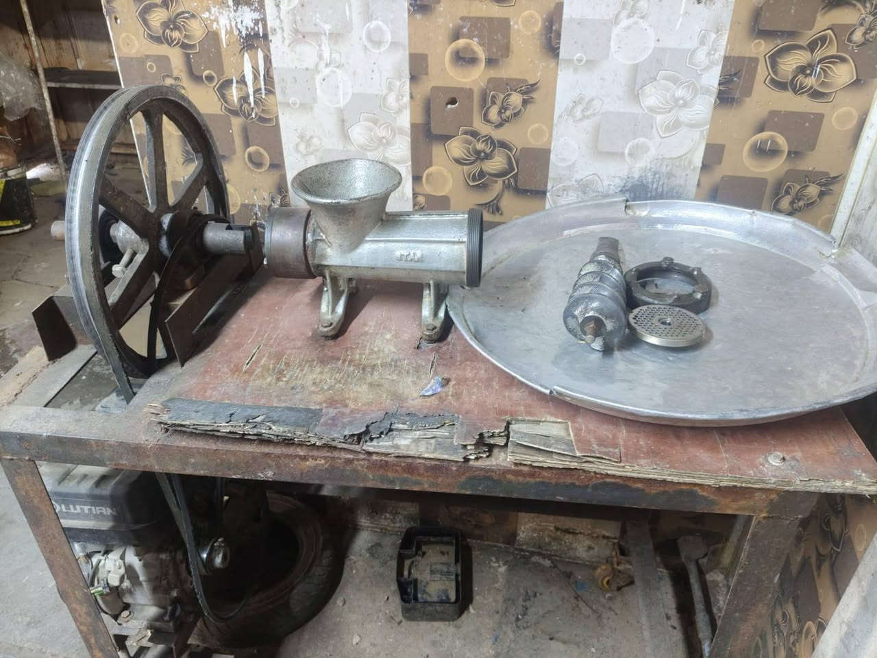 السلام عليكم اغراض مطعم للبيع الاستفسار ع رقم الهاتف ***********
