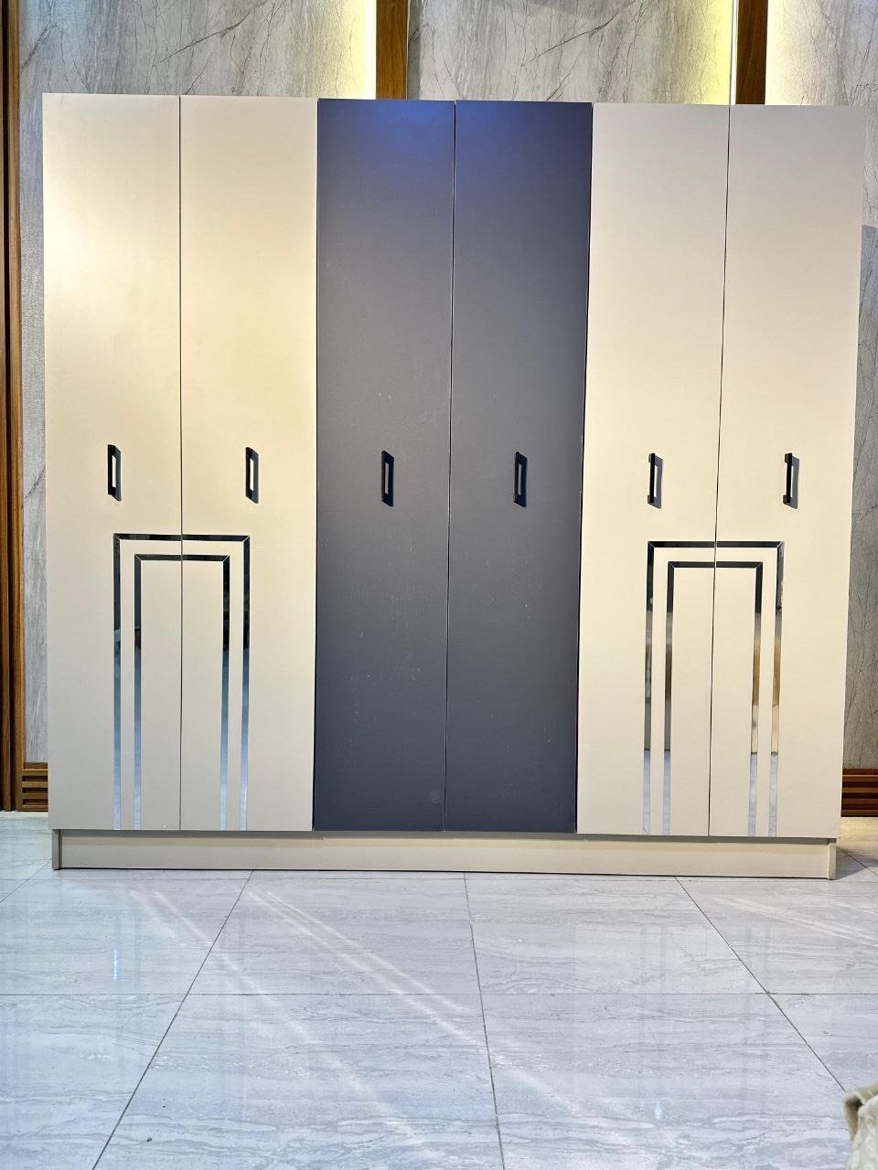 *تم وصول  غرفة نوم تركية موديل بول 200*
*5قطع*

*معمل اصلي دافنس*
*سرير مخزن* 
*اناره بالكومديات*10
ملاحظة الشد مع التوصيل
السعر : 675 الف شامل الشد و التوصيل
تواصل واتساب : ***********